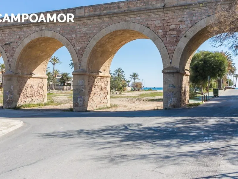 Villa independiente reformada con apartamento independiente y piscina privada en Villamartín