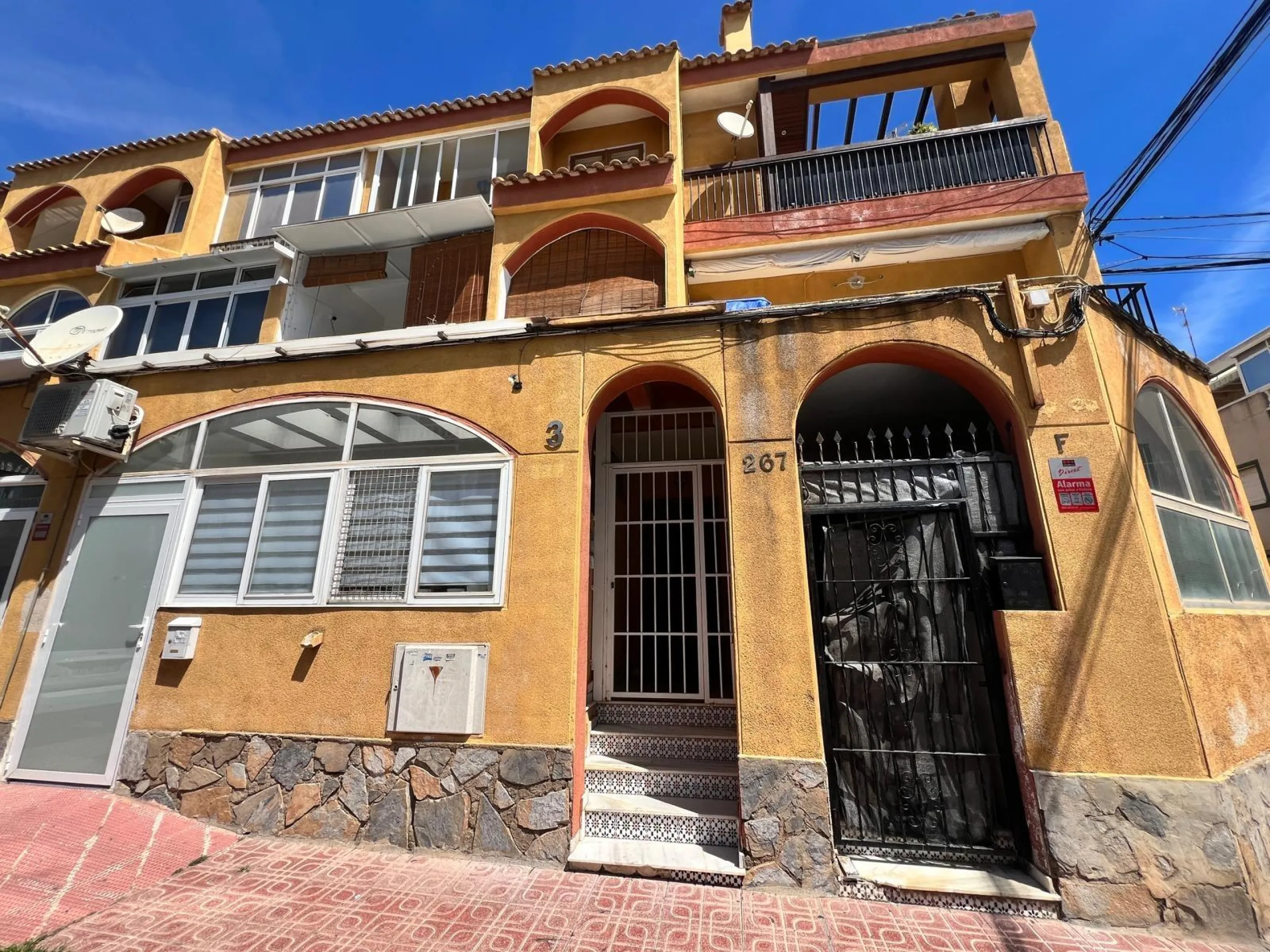 Propiedad Única con Gran Terraza y Solárium Privado en el Corazón de Torrevieja