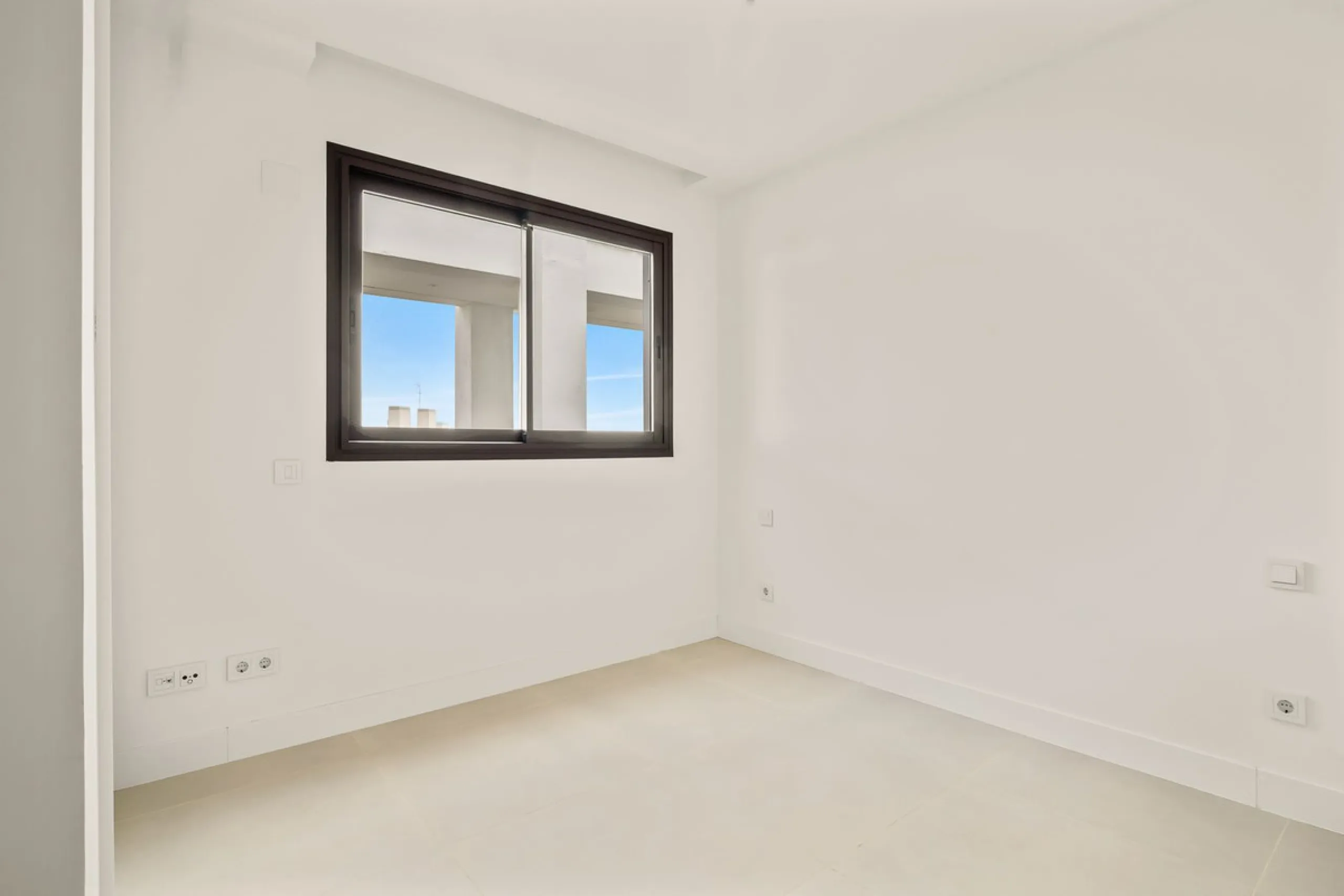 Erleben Sie modernes, minimalistisches Wohnen auf höchstem Niveau in diesem beeindruckenden Penthouse in der Reserva del Higuerón, nur 400 Meter von den herrlichen Stränden Fuengirolas entfernt