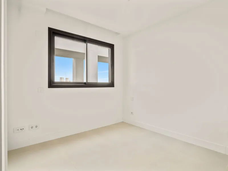 Erleben Sie modernes, minimalistisches Wohnen auf höchstem Niveau in diesem beeindruckenden Penthouse in der Reserva del Higuerón, nur 400 Meter von den herrlichen Stränden Fuengirolas entfernt