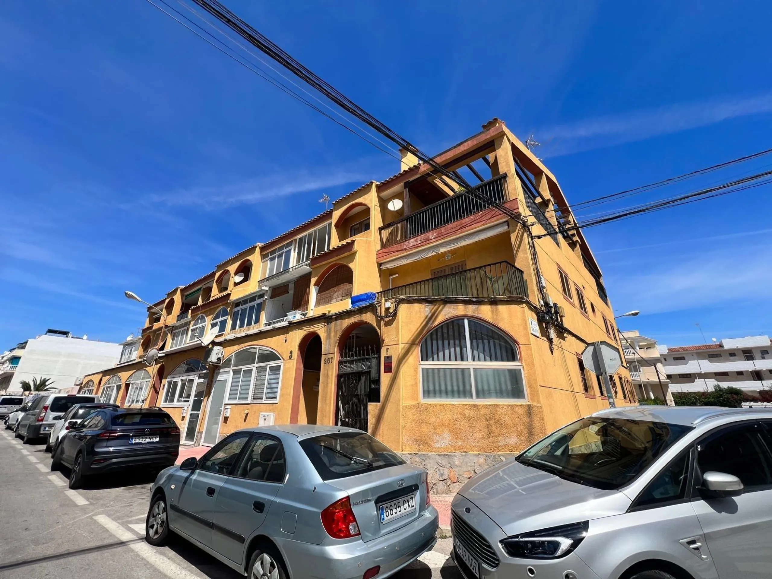 Propiedad Única con Gran Terraza y Solárium Privado en el Corazón de Torrevieja