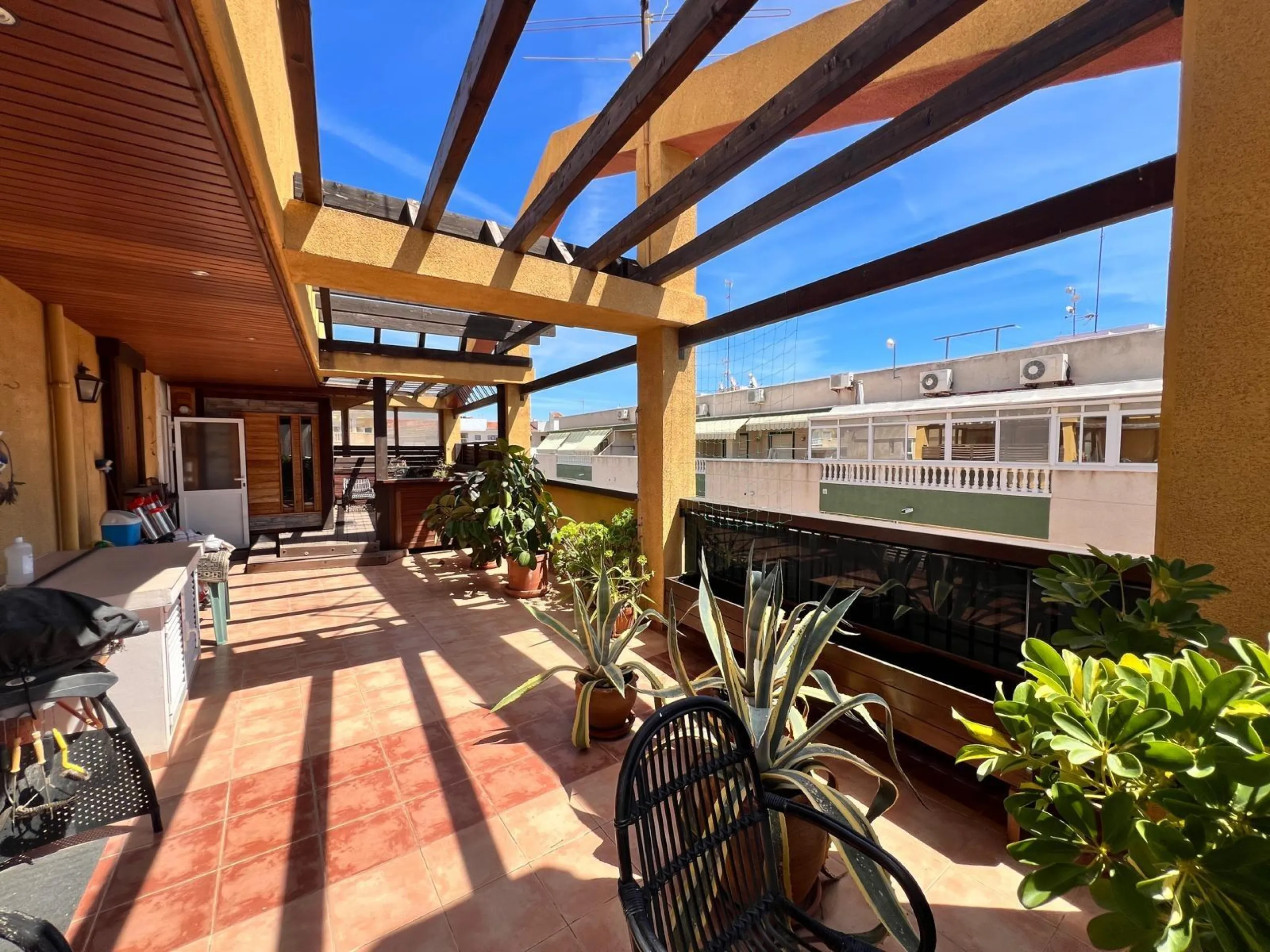 Propiedad Única con Gran Terraza y Solárium Privado en el Corazón de Torrevieja
