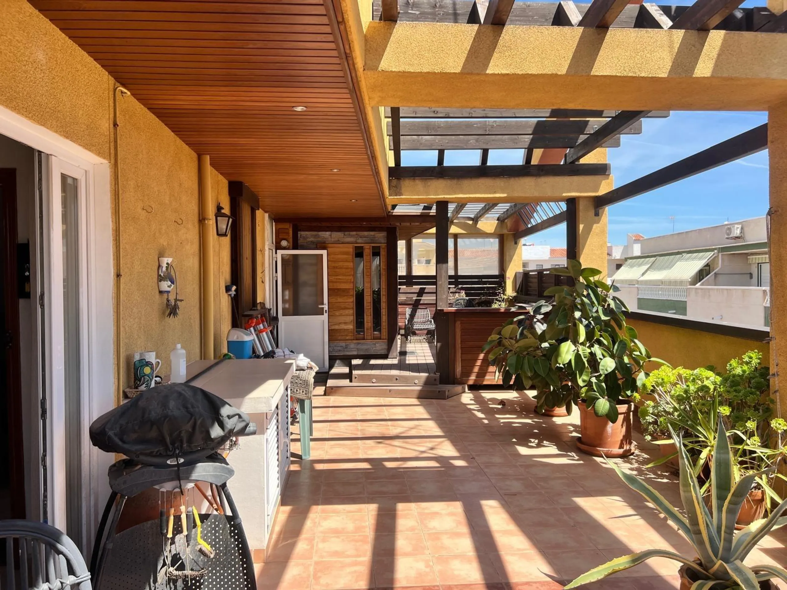 Propiedad Única con Gran Terraza y Solárium Privado en el Corazón de Torrevieja