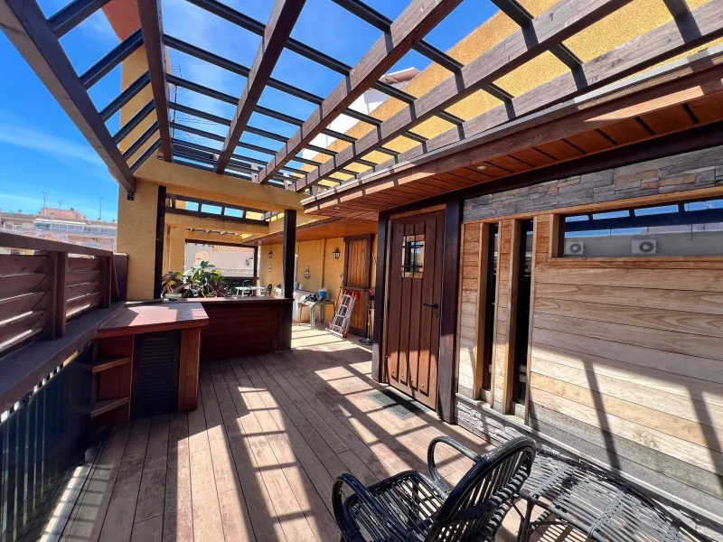 Propiedad Única con Gran Terraza y Solárium Privado en el Corazón de Torrevieja