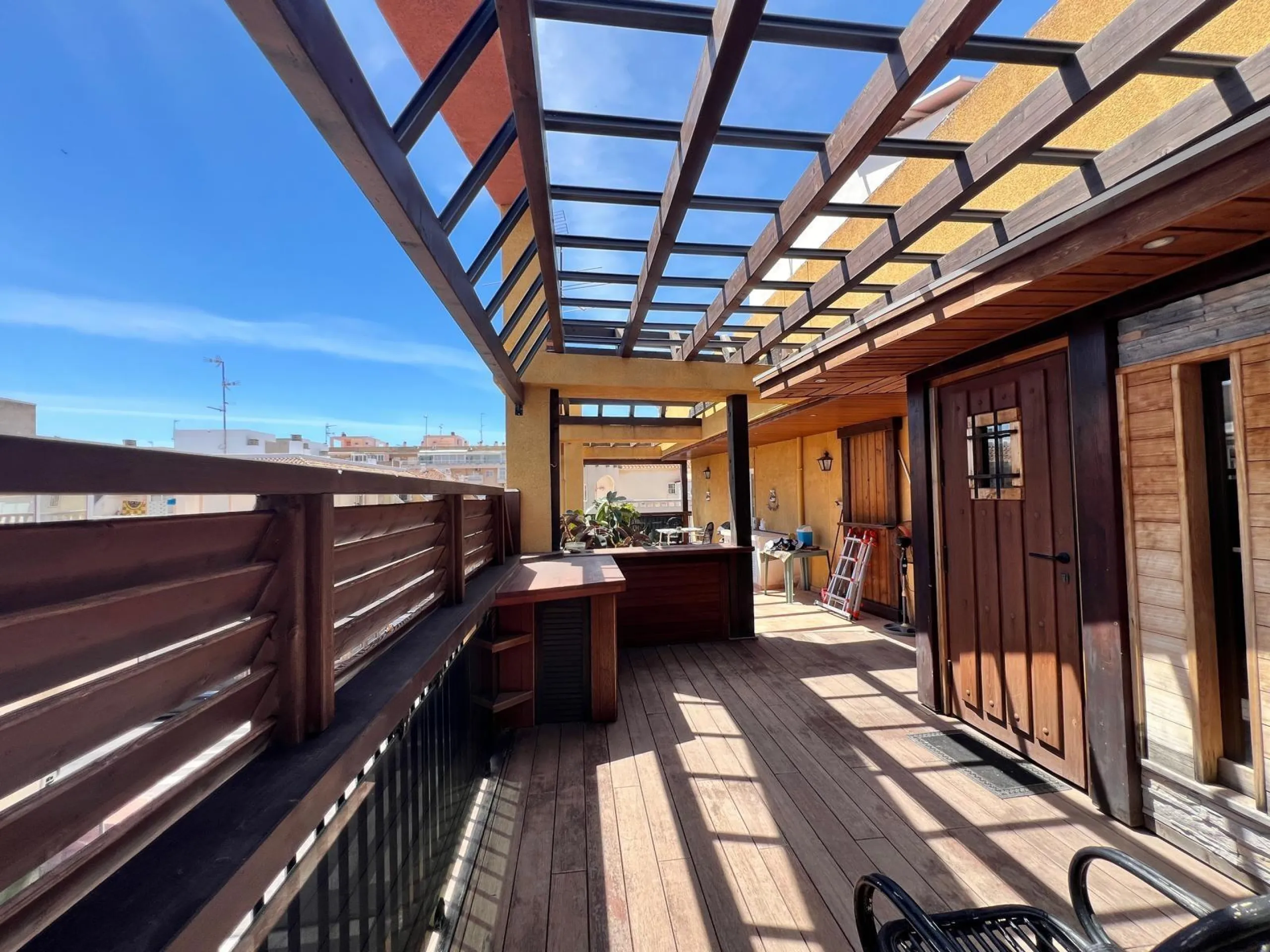 Propiedad Única con Gran Terraza y Solárium Privado en el Corazón de Torrevieja
