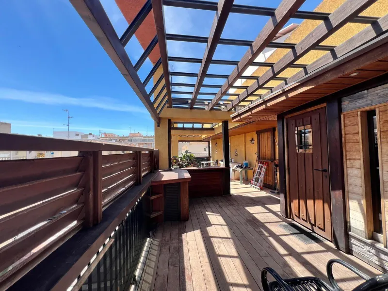 Propiedad Única con Gran Terraza y Solárium Privado en el Corazón de Torrevieja