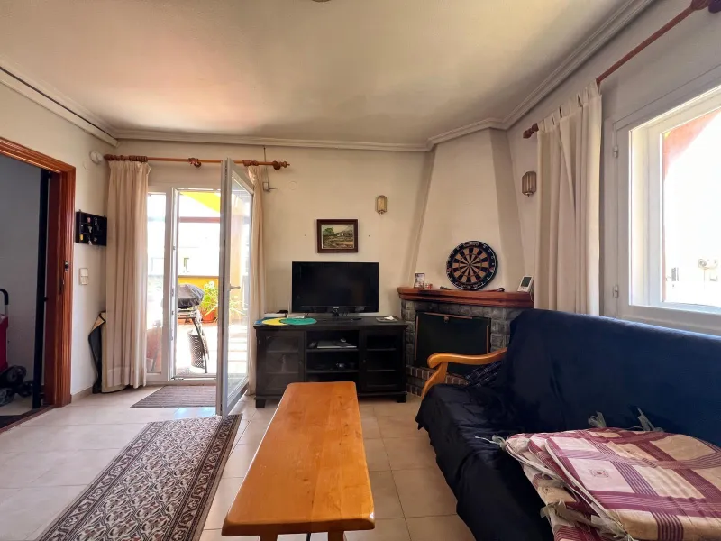 Propiedad Única con Gran Terraza y Solárium Privado en el Corazón de Torrevieja