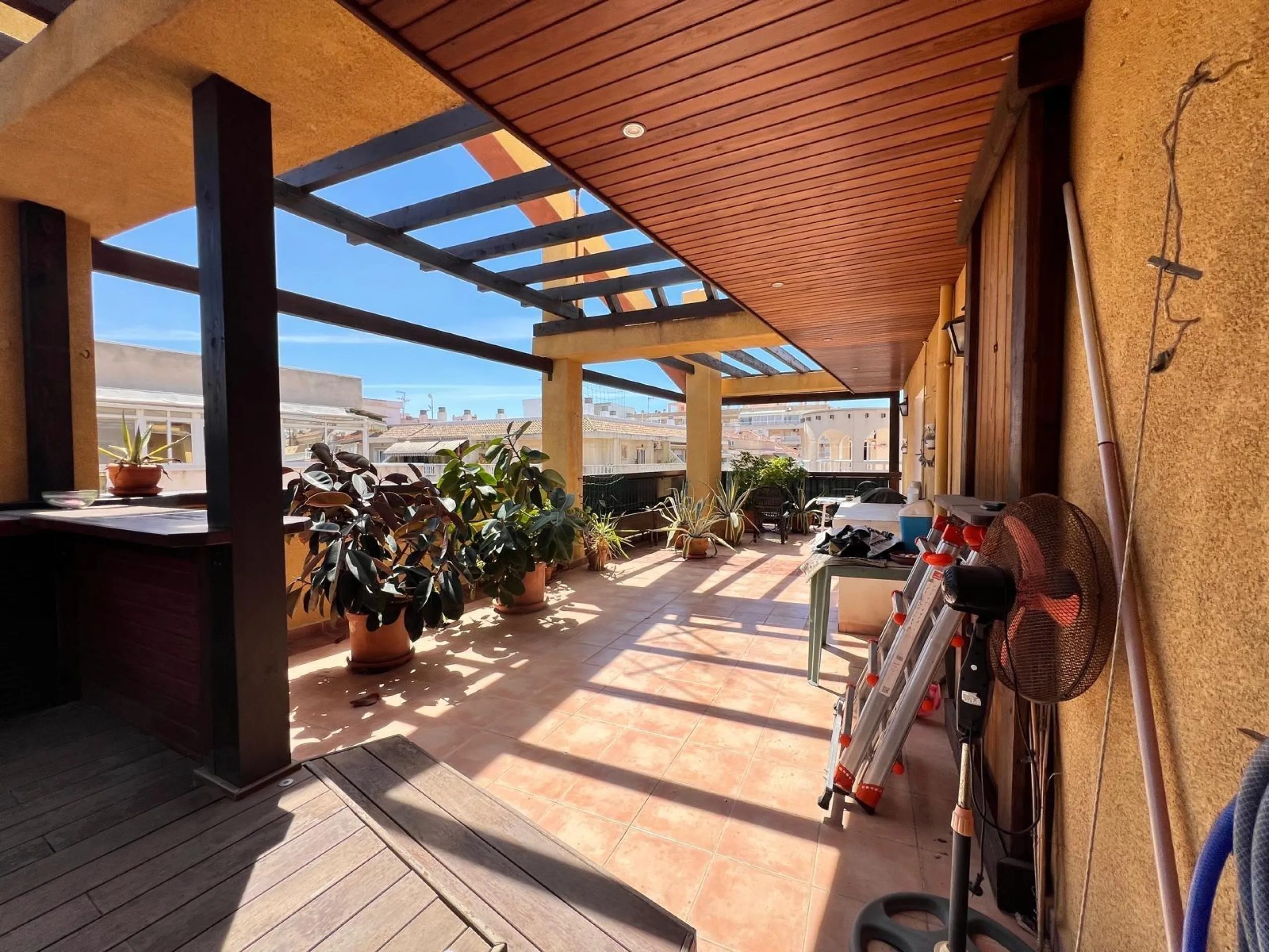 Propiedad Única con Gran Terraza y Solárium Privado en el Corazón de Torrevieja