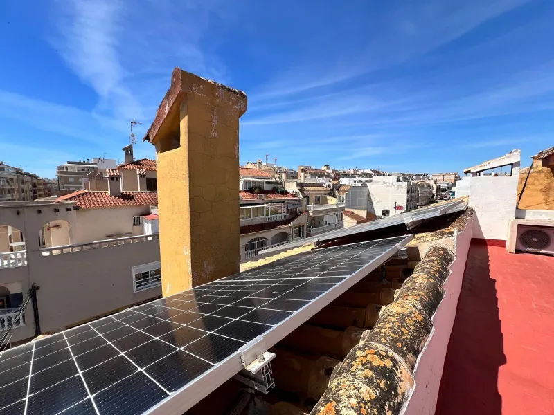 Propiedad Única con Gran Terraza y Solárium Privado en el Corazón de Torrevieja