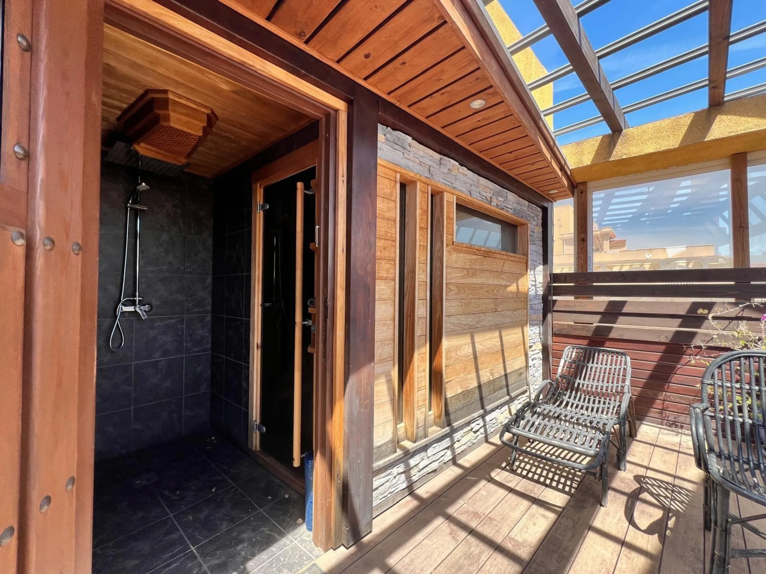 Propiedad Única con Gran Terraza y Solárium Privado en el Corazón de Torrevieja