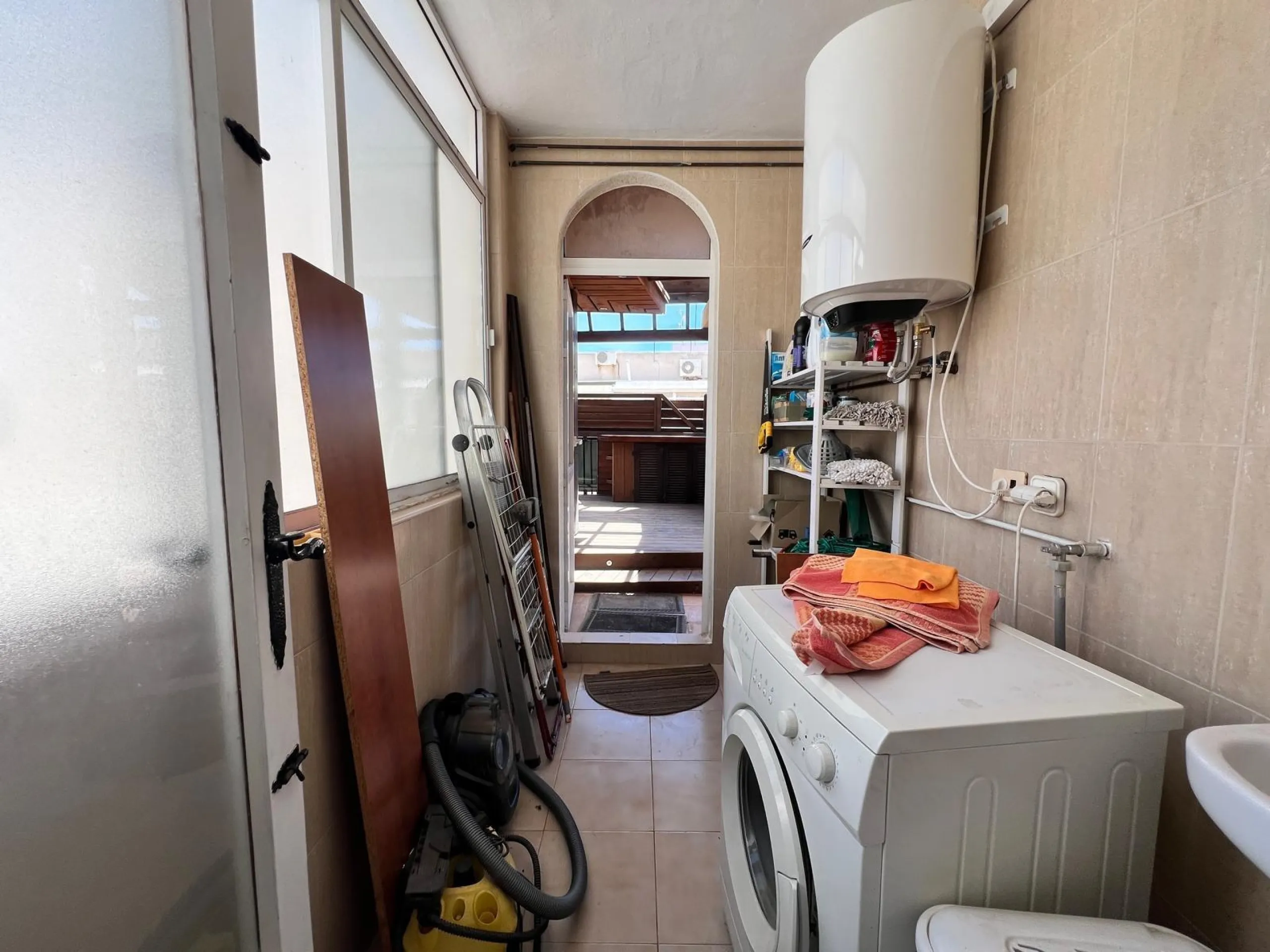 Propiedad Única con Gran Terraza y Solárium Privado en el Corazón de Torrevieja