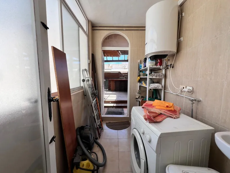 Propiedad Única con Gran Terraza y Solárium Privado en el Corazón de Torrevieja