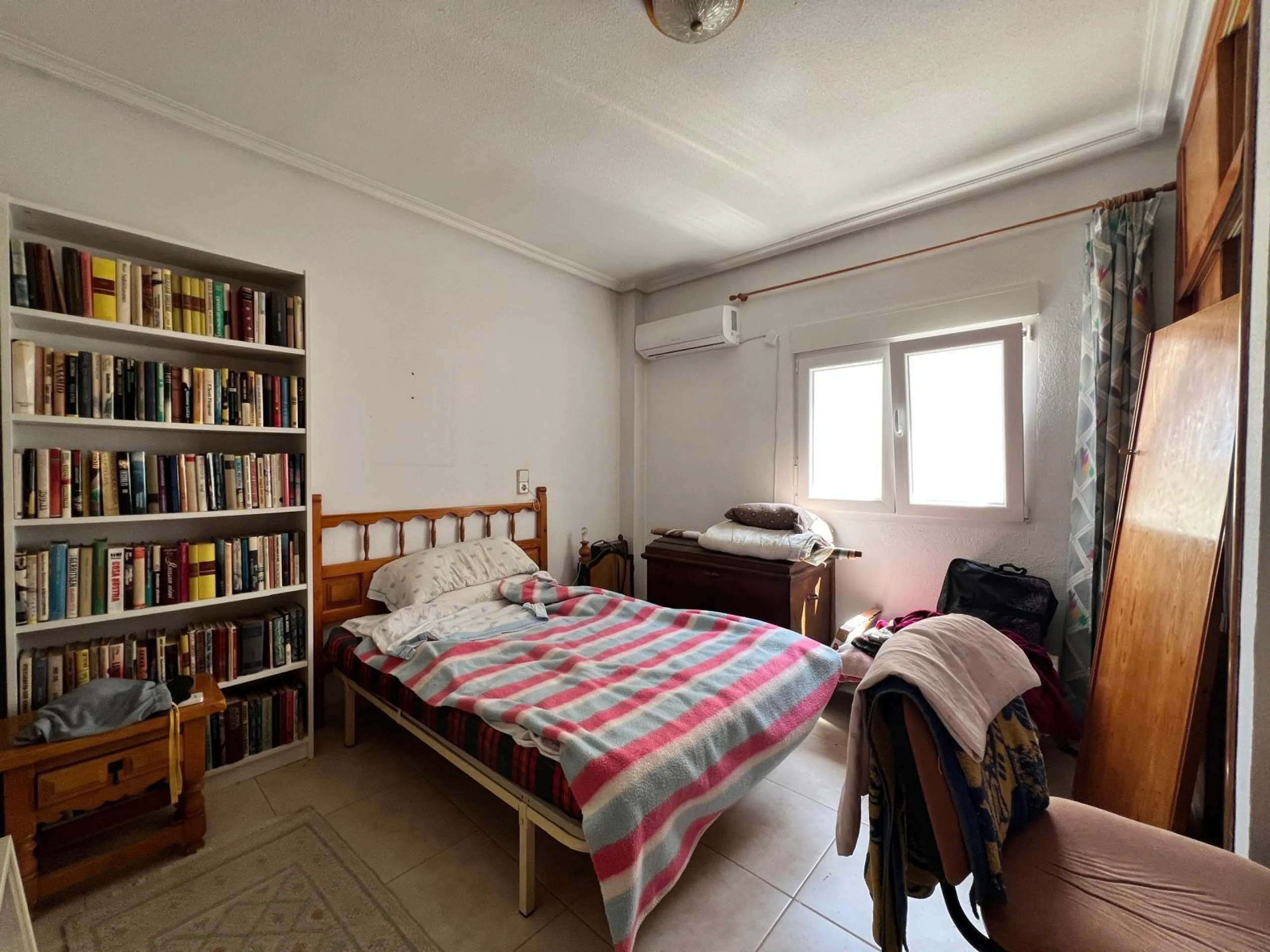 Propiedad Única con Gran Terraza y Solárium Privado en el Corazón de Torrevieja