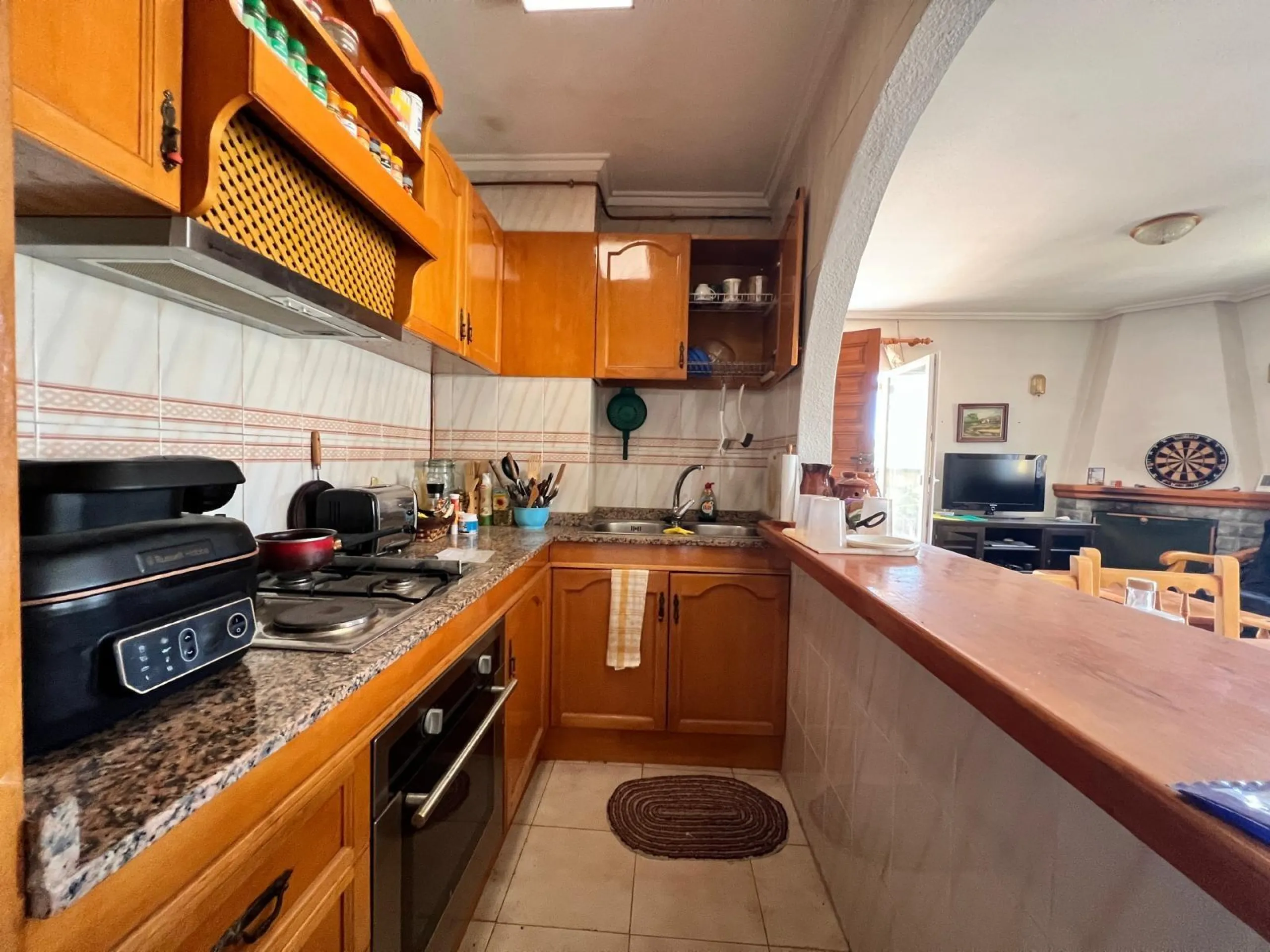 Propiedad Única con Gran Terraza y Solárium Privado en el Corazón de Torrevieja