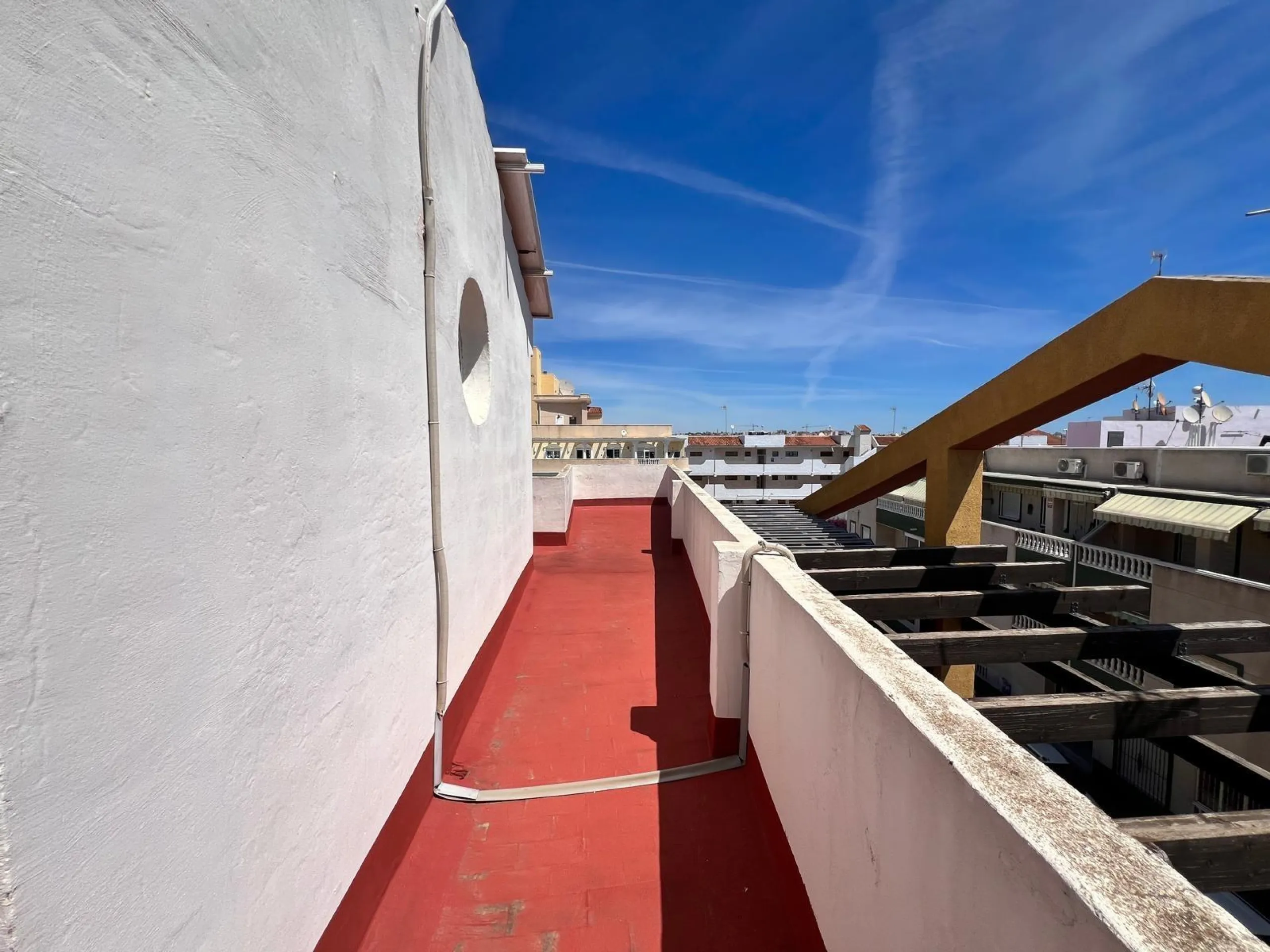 Propiedad Única con Gran Terraza y Solárium Privado en el Corazón de Torrevieja