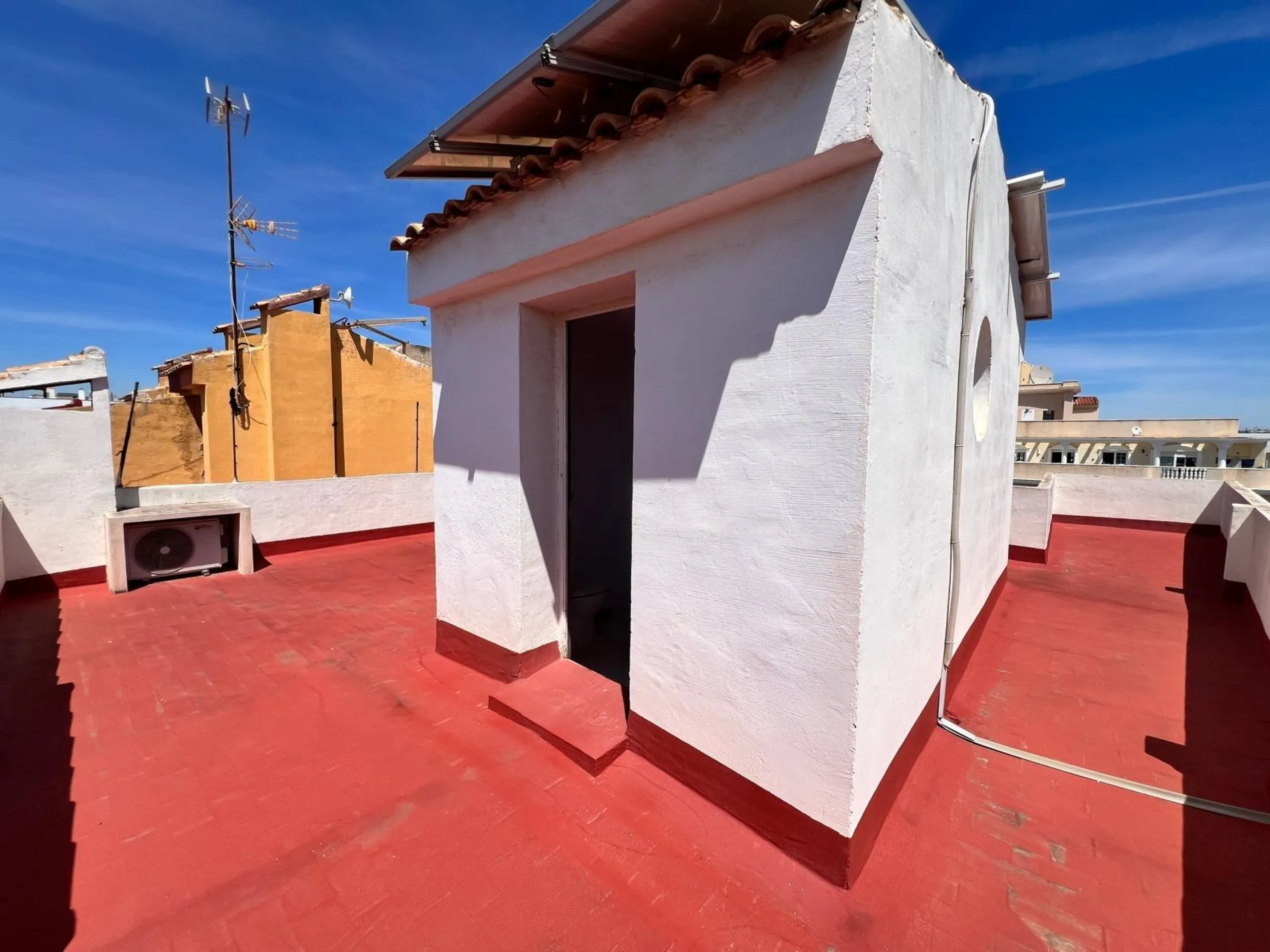 Propiedad Única con Gran Terraza y Solárium Privado en el Corazón de Torrevieja