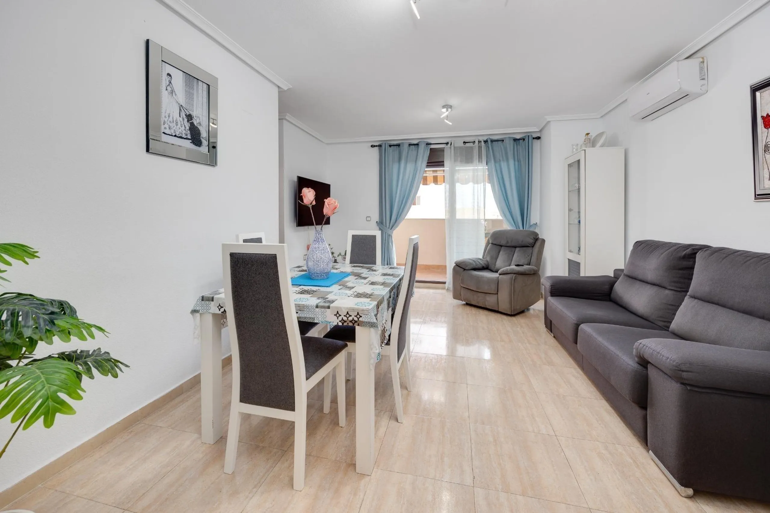 Cozy 2 Bed Apartments in Torrevieja with parking and communal pool