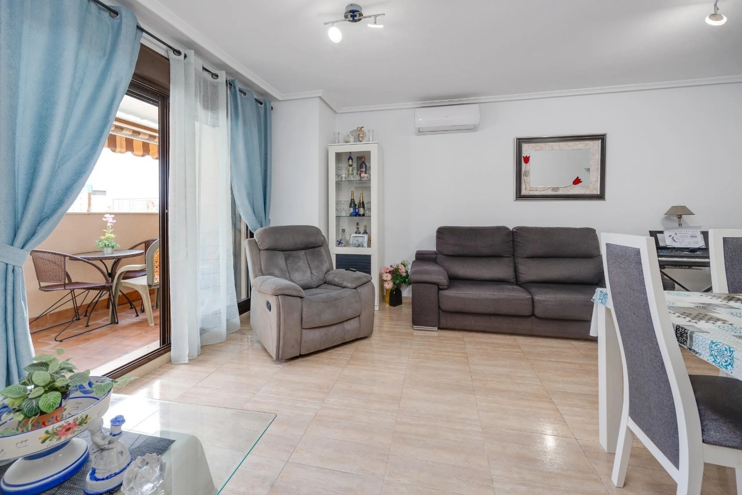 Cozy 2 Bed Apartments in Torrevieja with parking and communal pool