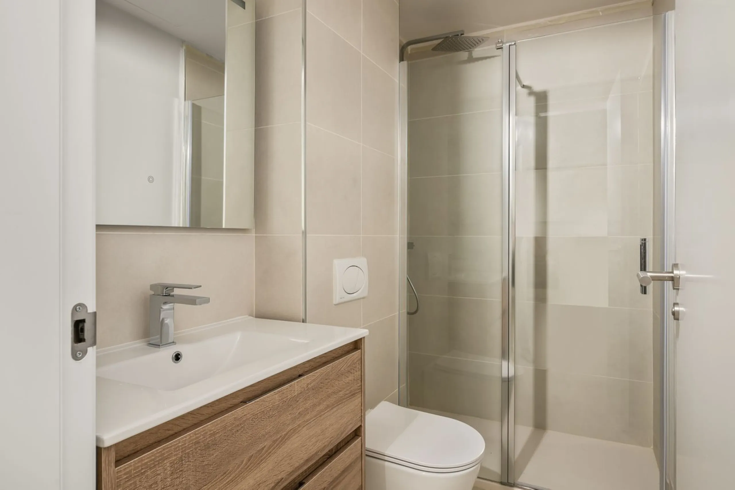 Erleben Sie modernes, minimalistisches Wohnen auf höchstem Niveau in diesem beeindruckenden Penthouse in der Reserva del Higuerón, nur 400 Meter von den herrlichen Stränden Fuengirolas entfernt