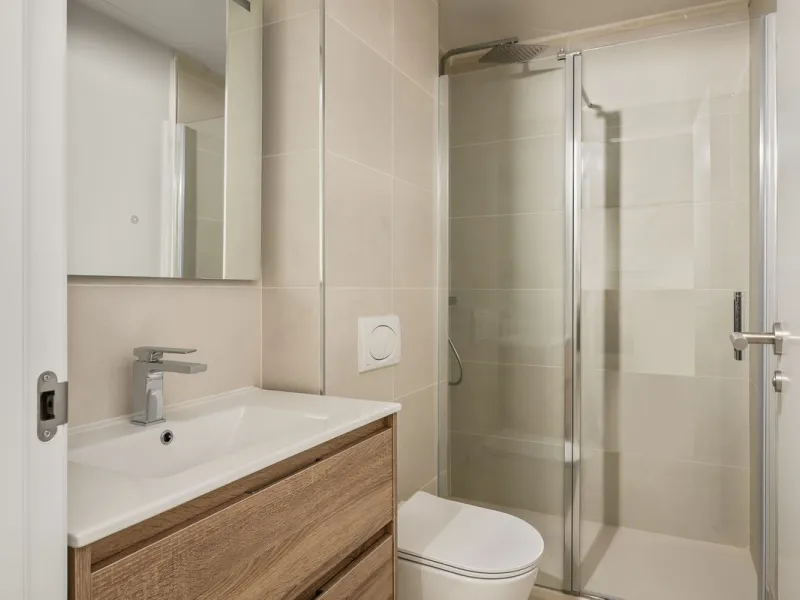 Erleben Sie modernes, minimalistisches Wohnen auf höchstem Niveau in diesem beeindruckenden Penthouse in der Reserva del Higuerón, nur 400 Meter von den herrlichen Stränden Fuengirolas entfernt