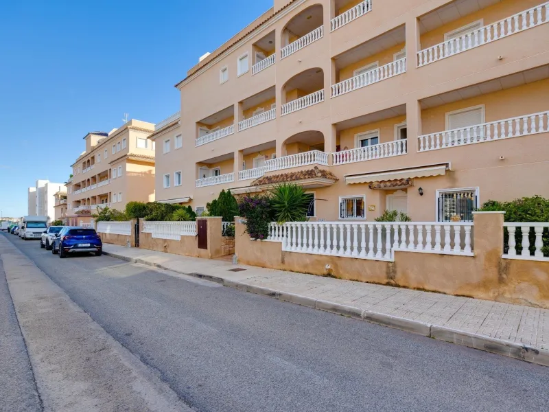 STUNNING GROUND FLOOR APARTMENT IN VISTA AZUL XII
