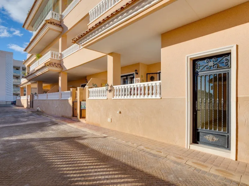 STUNNING GROUND FLOOR APARTMENT IN VISTA AZUL XII