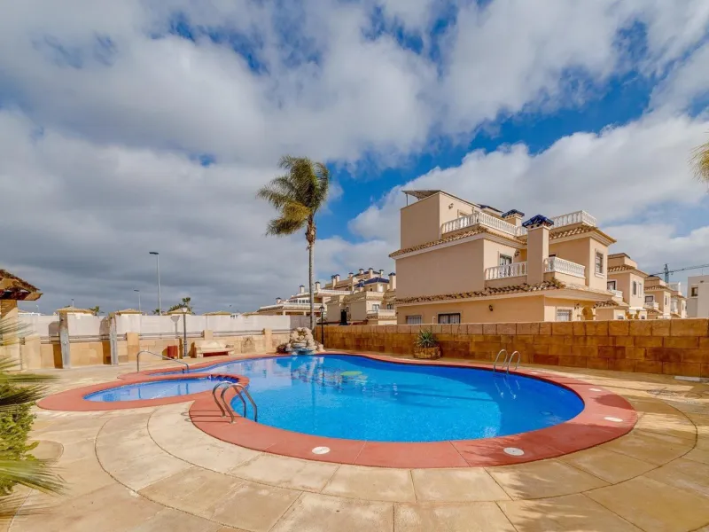 STUNNING GROUND FLOOR APARTMENT IN VISTA AZUL XII