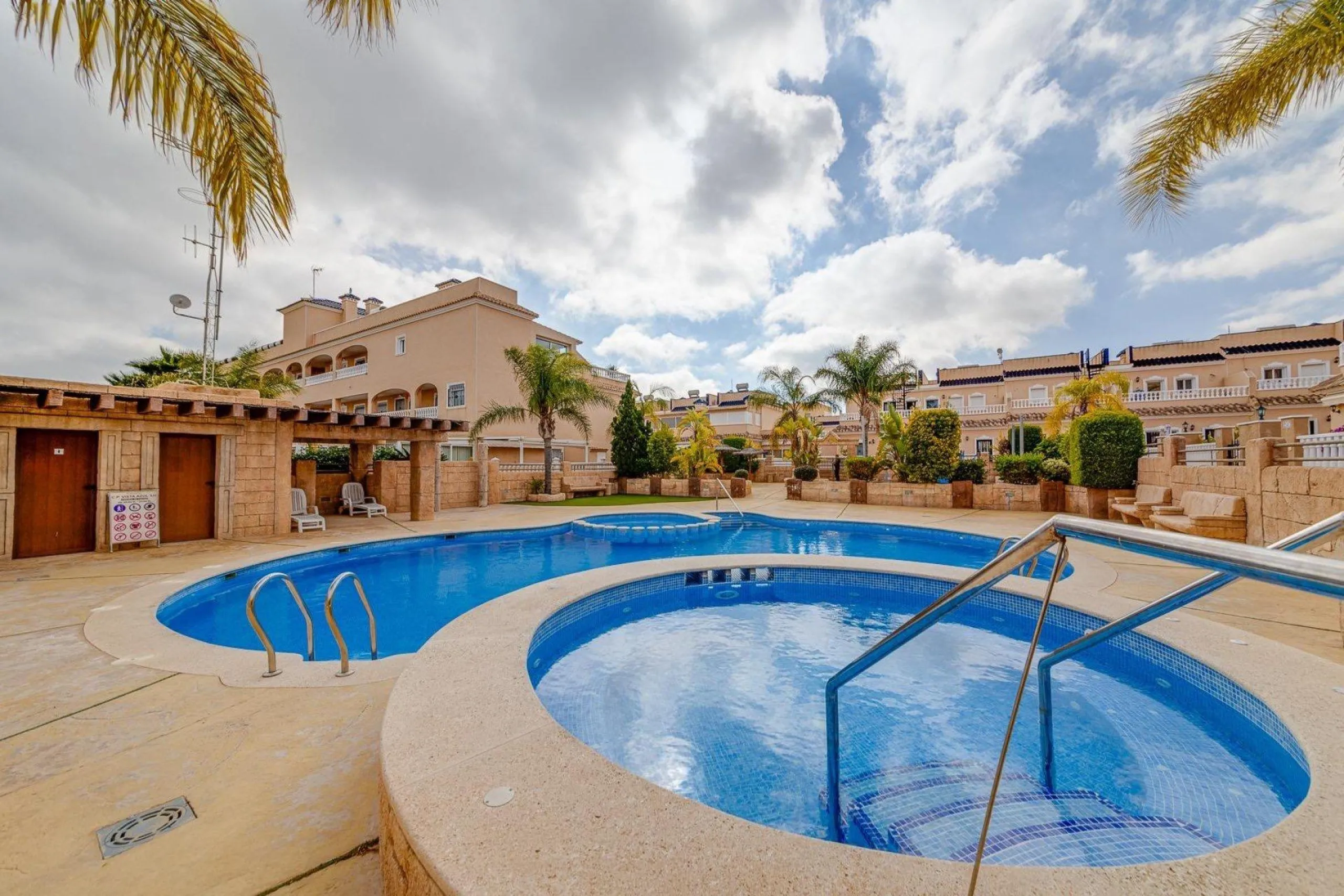 STUNNING GROUND FLOOR APARTMENT IN VISTA AZUL XII