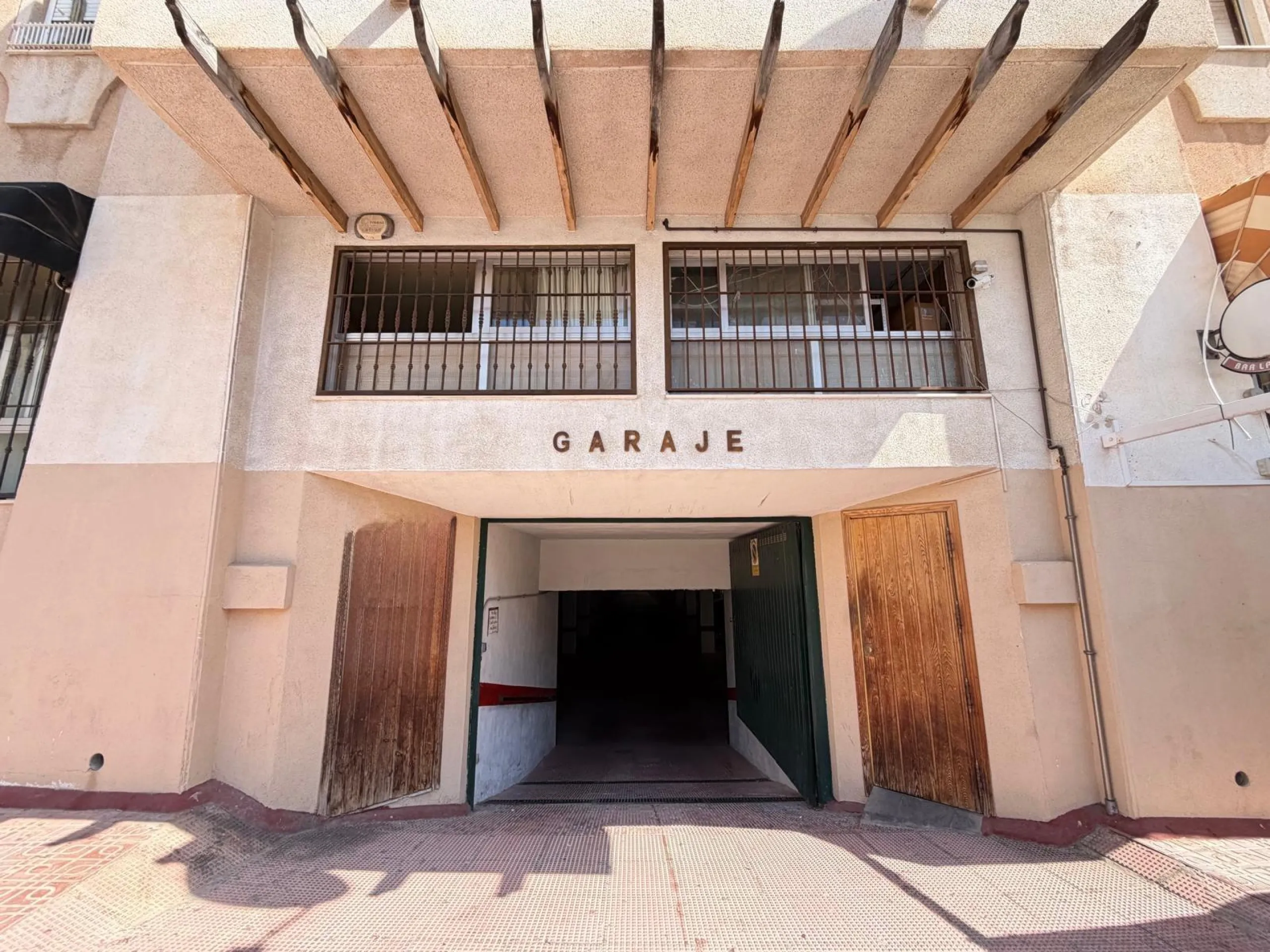 COMMERCIAL SPACE FOR SALE OF 2,800 M2 WITH 60 PARKING SPACES. 3 STORAGE ROOMS. AND TWO LOCALS IN TORREVIEJA.