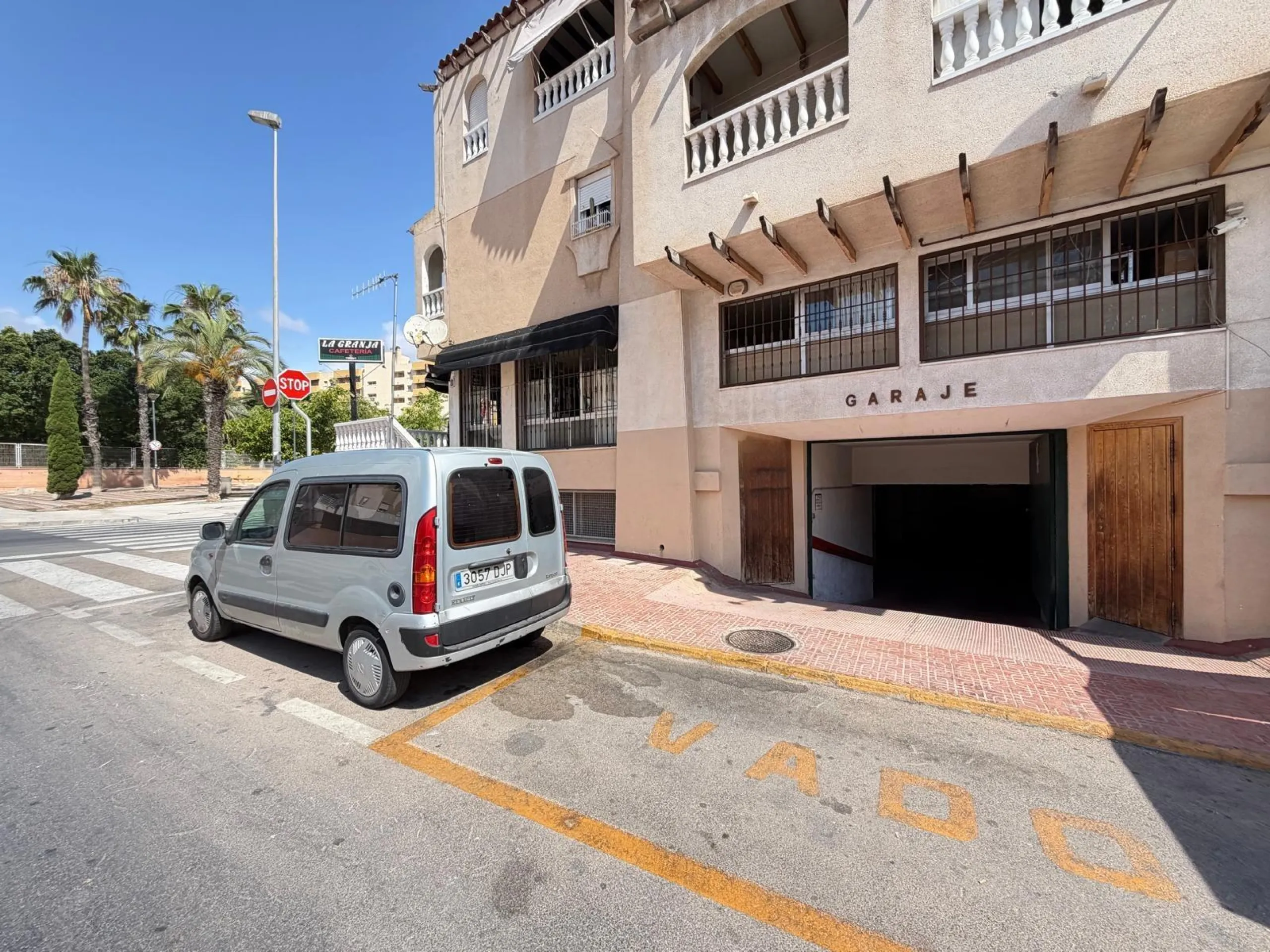 COMMERCIAL SPACE FOR SALE OF 2,800 M2 WITH 60 PARKING SPACES. 3 STORAGE ROOMS. AND TWO LOCALS IN TORREVIEJA.