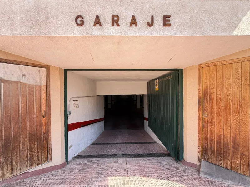 COMMERCIAL SPACE FOR SALE OF 2,800 M2 WITH 60 PARKING SPACES. 3 STORAGE ROOMS. AND TWO LOCALS IN TORREVIEJA.