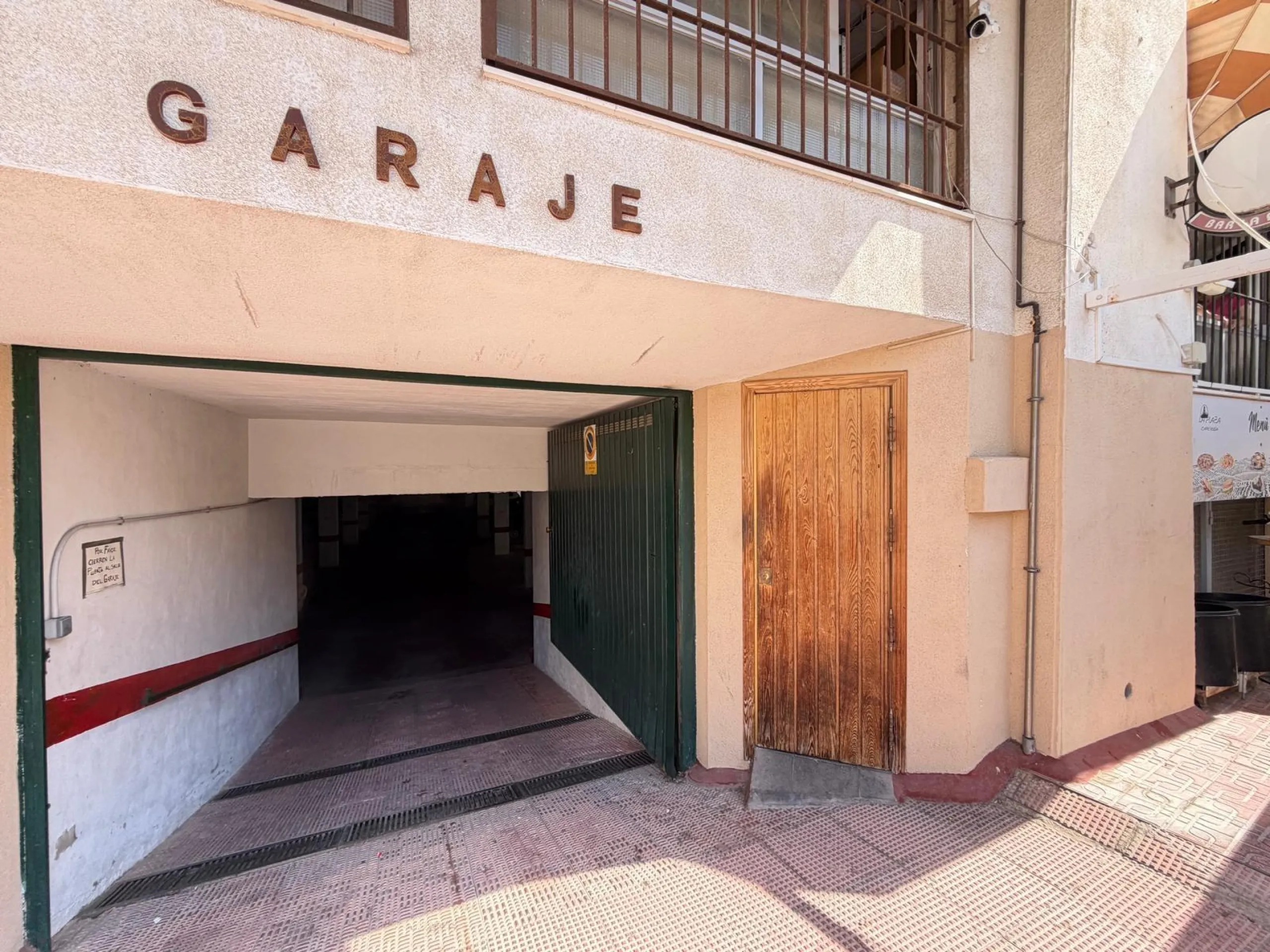 COMMERCIAL SPACE FOR SALE OF 2,800 M2 WITH 60 PARKING SPACES. 3 STORAGE ROOMS. AND TWO LOCALS IN TORREVIEJA.