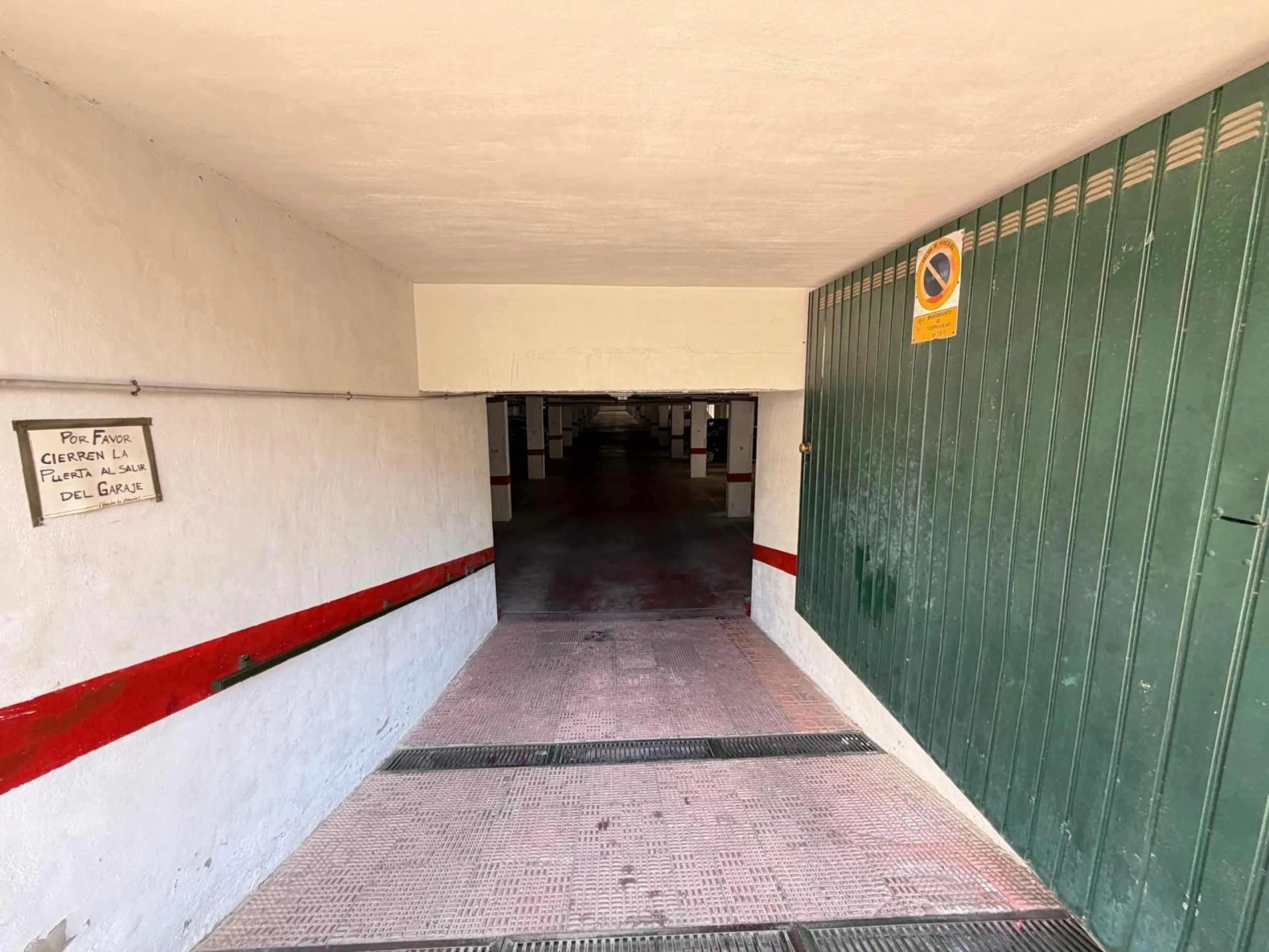 COMMERCIAL SPACE FOR SALE OF 2,800 M2 WITH 60 PARKING SPACES. 3 STORAGE ROOMS. AND TWO LOCALS IN TORREVIEJA.