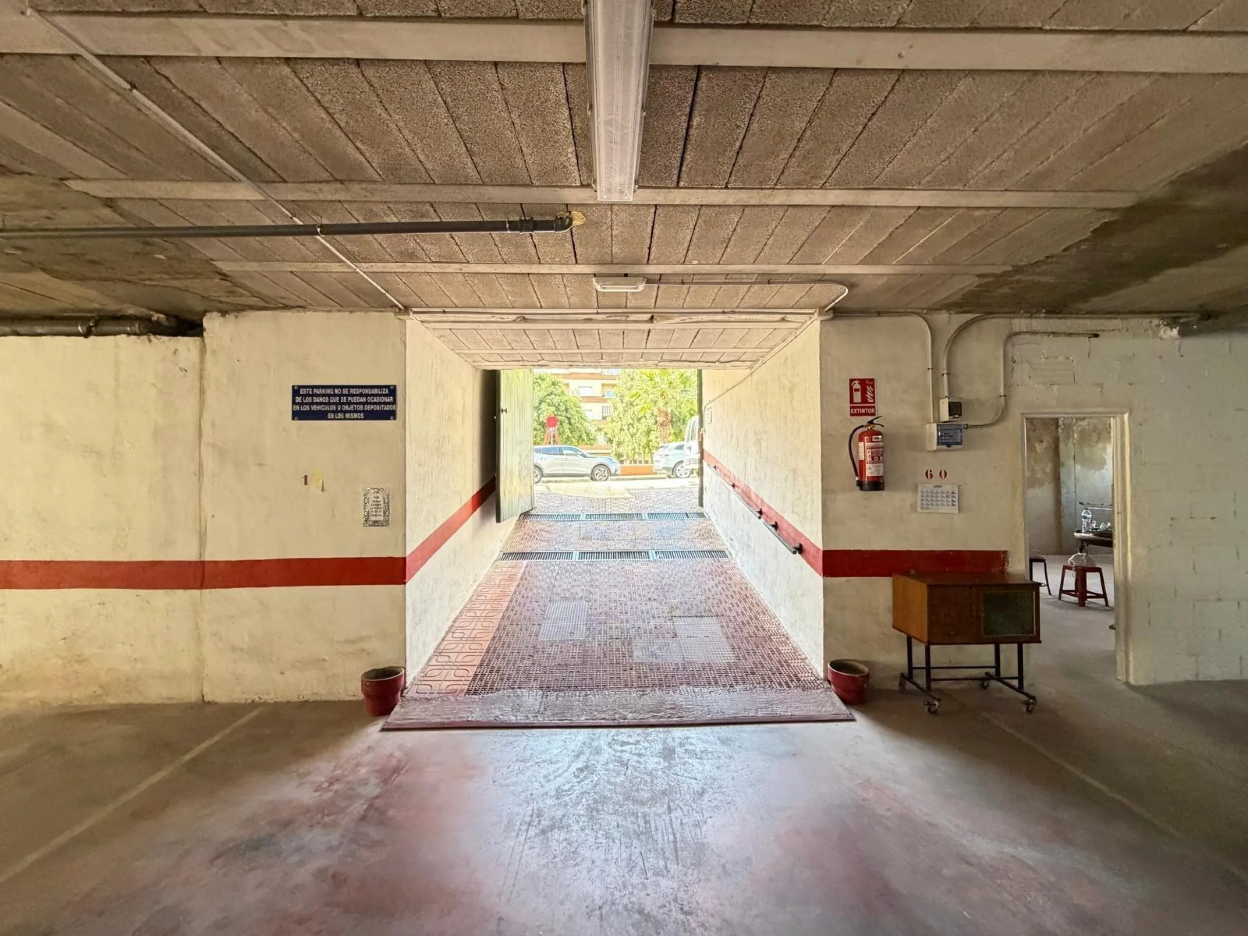 COMMERCIAL SPACE FOR SALE OF 2,800 M2 WITH 60 PARKING SPACES. 3 STORAGE ROOMS. AND TWO LOCALS IN TORREVIEJA.