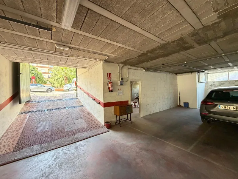COMMERCIAL SPACE FOR SALE OF 2,800 M2 WITH 60 PARKING SPACES. 3 STORAGE ROOMS. AND TWO LOCALS IN TORREVIEJA.