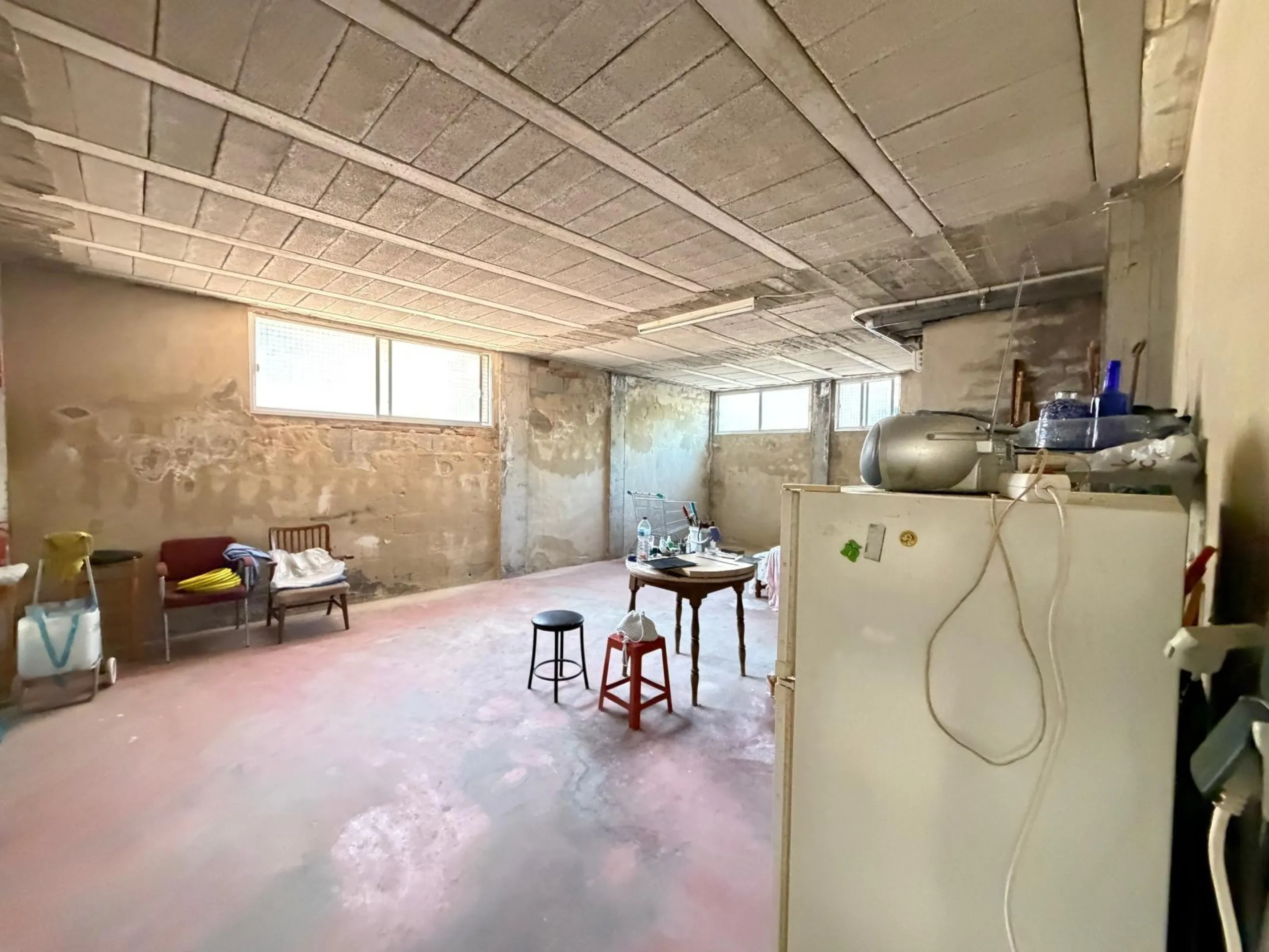 COMMERCIAL SPACE FOR SALE OF 2,800 M2 WITH 60 PARKING SPACES. 3 STORAGE ROOMS. AND TWO LOCALS IN TORREVIEJA.