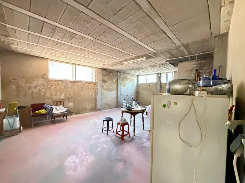 COMMERCIAL SPACE FOR SALE OF 2,800 M2 WITH 60 PARKING SPACES. 3 STORAGE ROOMS. AND TWO LOCALS IN TORREVIEJA.