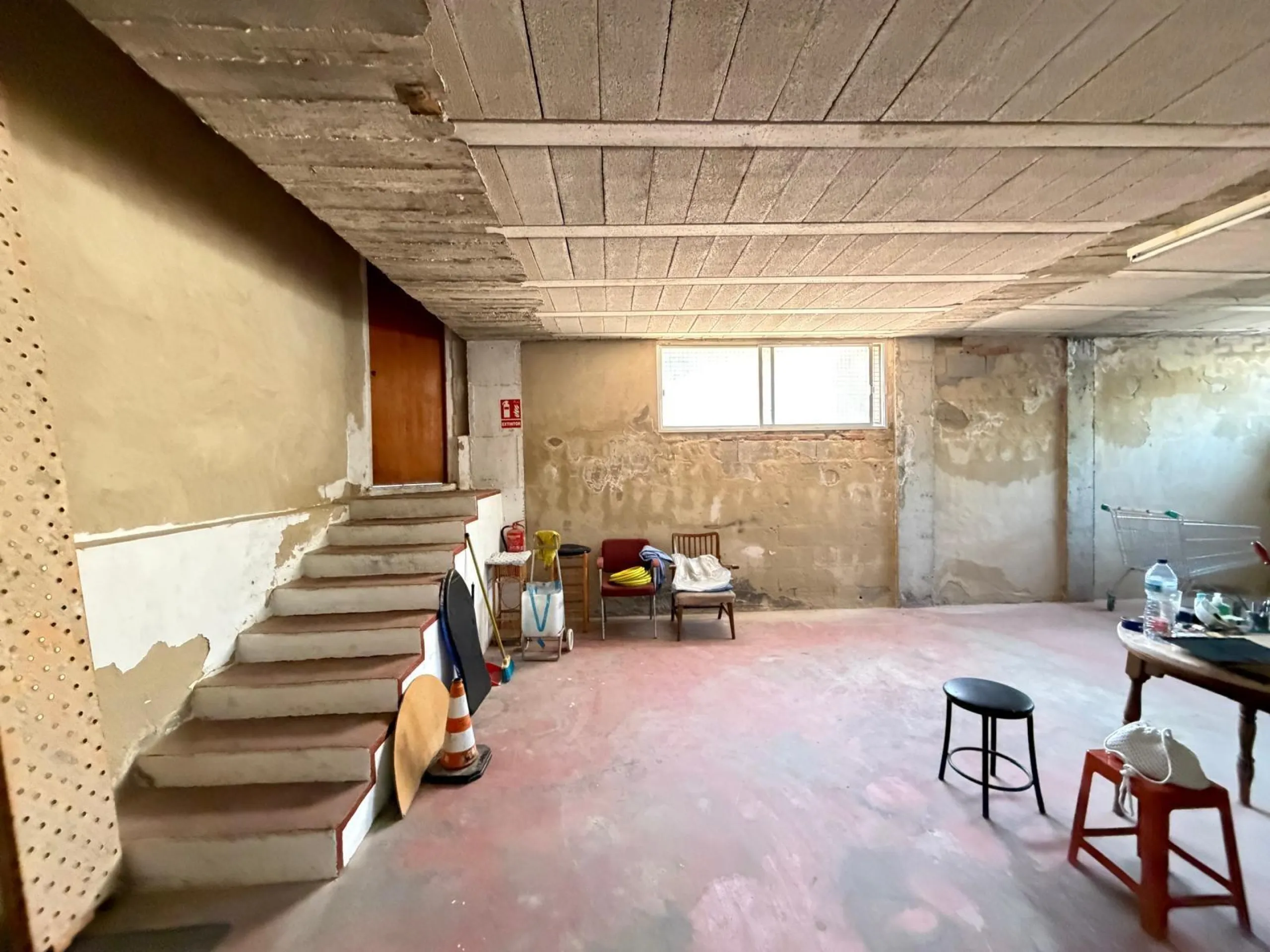 COMMERCIAL SPACE FOR SALE OF 2,800 M2 WITH 60 PARKING SPACES. 3 STORAGE ROOMS. AND TWO LOCALS IN TORREVIEJA.