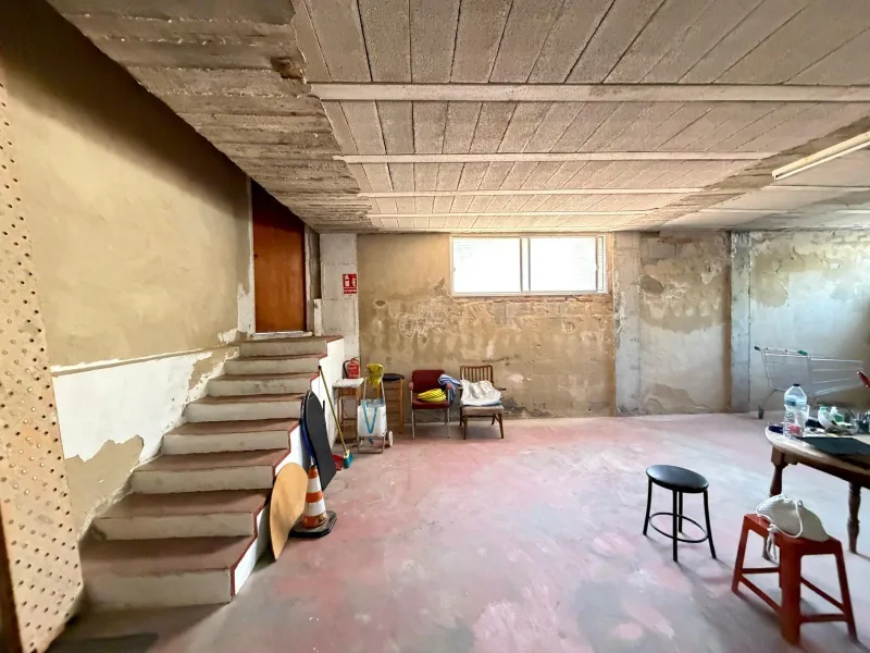 COMMERCIAL SPACE FOR SALE OF 2,800 M2 WITH 60 PARKING SPACES. 3 STORAGE ROOMS. AND TWO LOCALS IN TORREVIEJA.