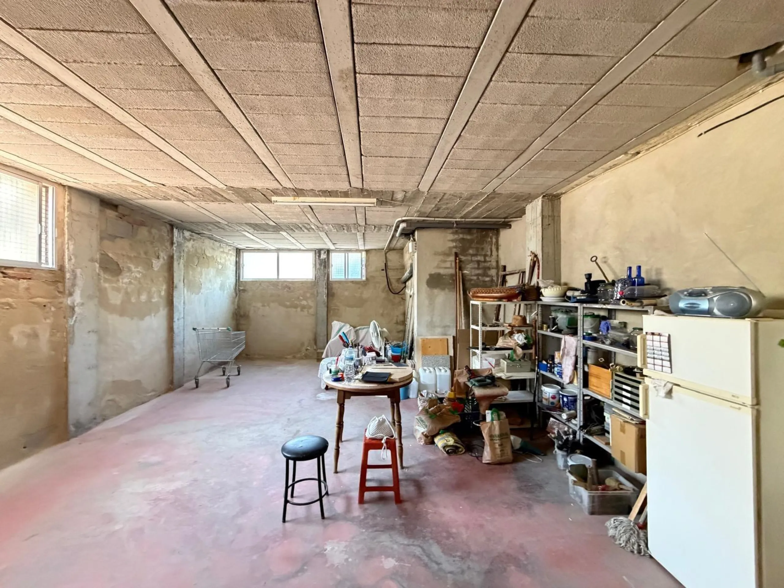 COMMERCIAL SPACE FOR SALE OF 2,800 M2 WITH 60 PARKING SPACES. 3 STORAGE ROOMS. AND TWO LOCALS IN TORREVIEJA.
