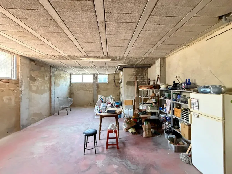 COMMERCIAL SPACE FOR SALE OF 2,800 M2 WITH 60 PARKING SPACES. 3 STORAGE ROOMS. AND TWO LOCALS IN TORREVIEJA.