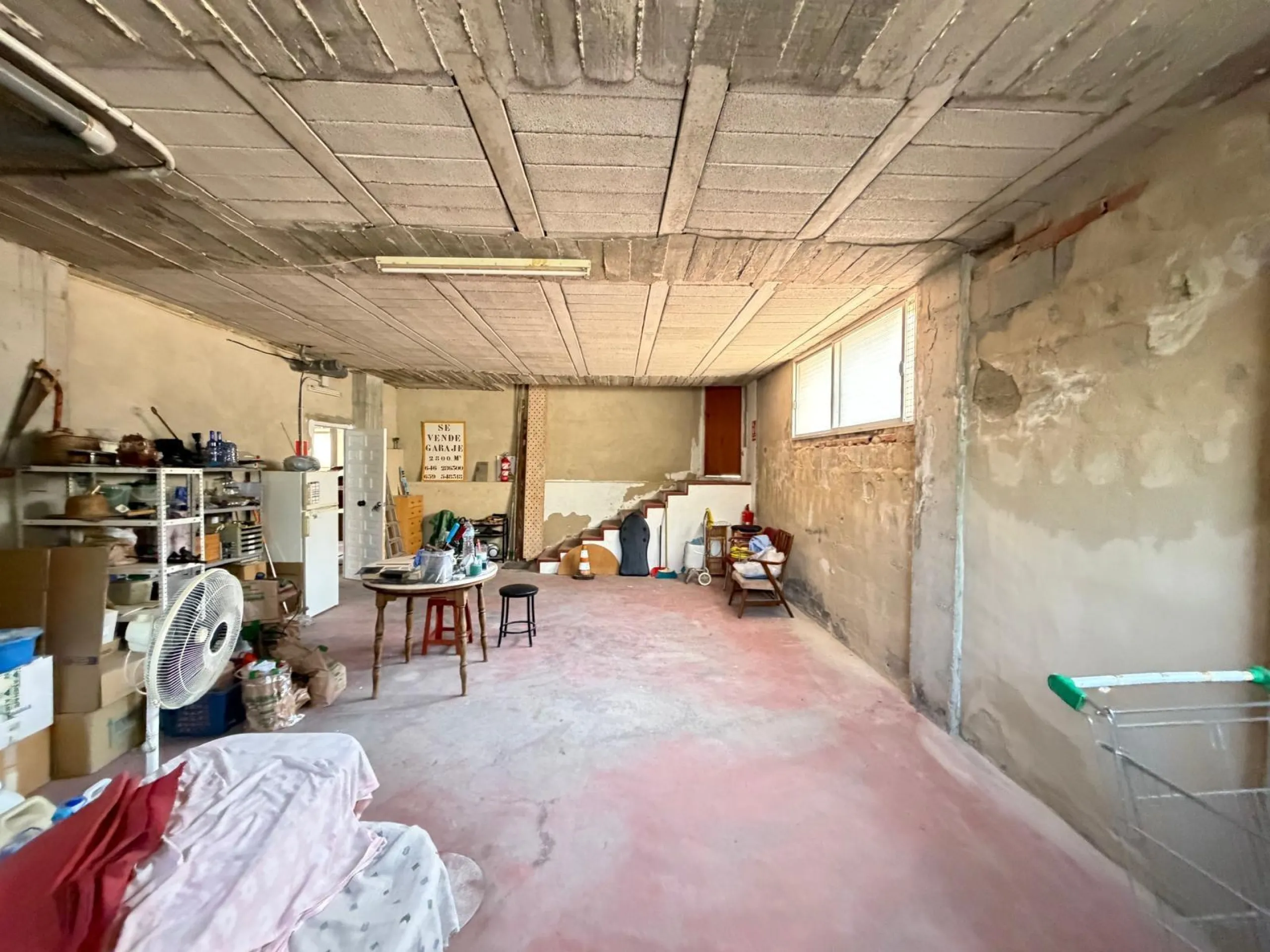 COMMERCIAL SPACE FOR SALE OF 2,800 M2 WITH 60 PARKING SPACES. 3 STORAGE ROOMS. AND TWO LOCALS IN TORREVIEJA.