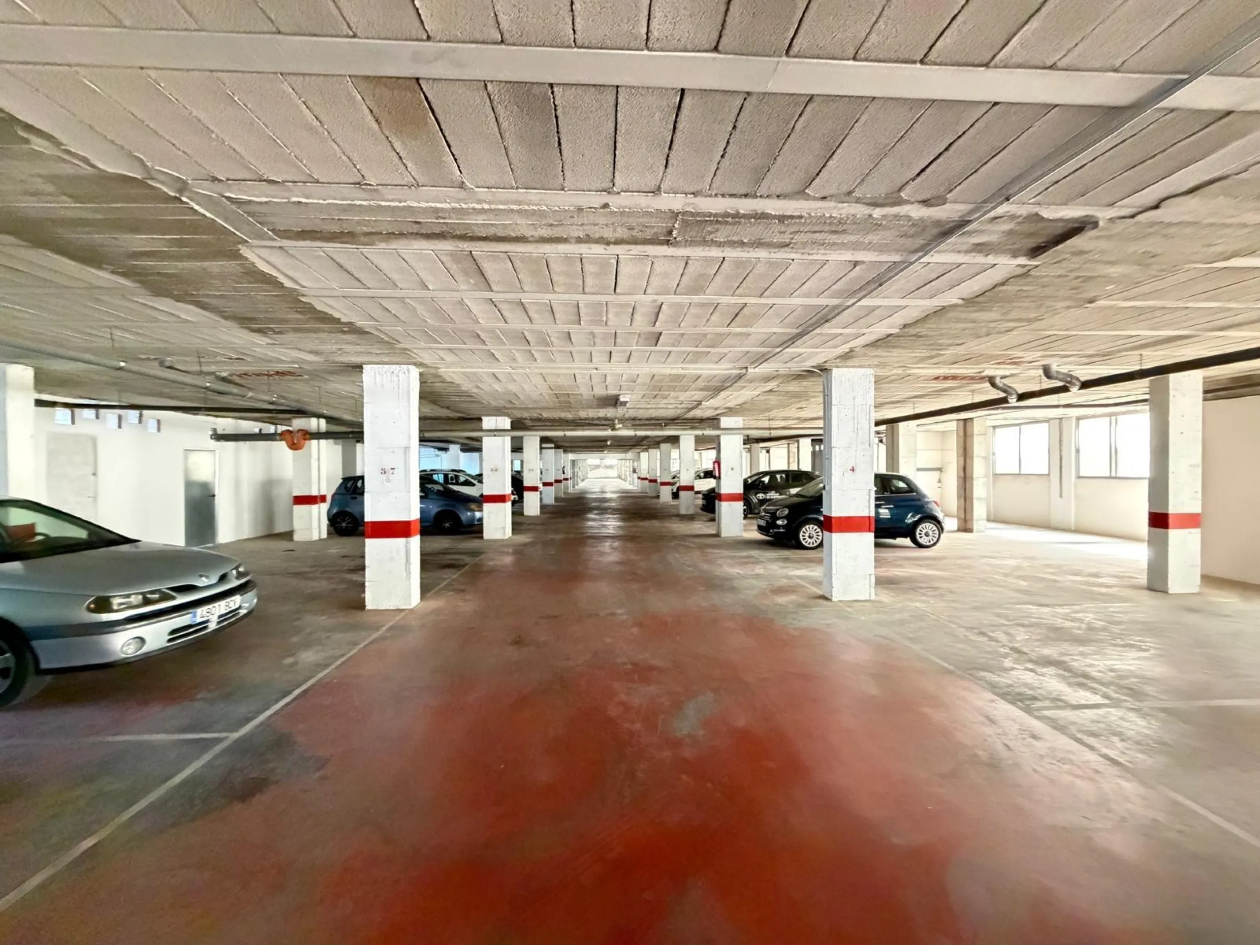 COMMERCIAL SPACE FOR SALE OF 2,800 M2 WITH 60 PARKING SPACES. 3 STORAGE ROOMS. AND TWO LOCALS IN TORREVIEJA.