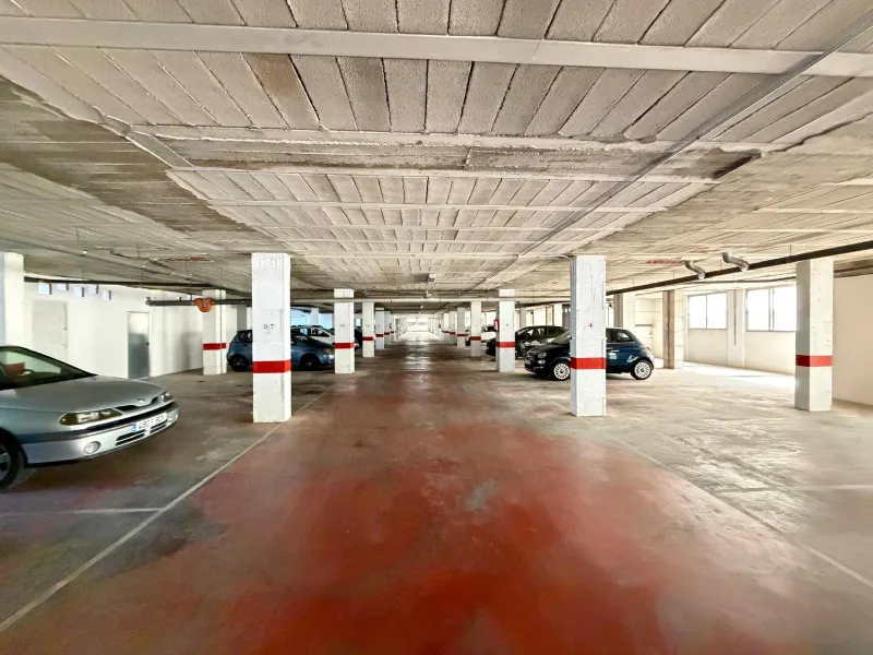 COMMERCIAL SPACE FOR SALE OF 2,800 M2 WITH 60 PARKING SPACES. 3 STORAGE ROOMS. AND TWO LOCALS IN TORREVIEJA.