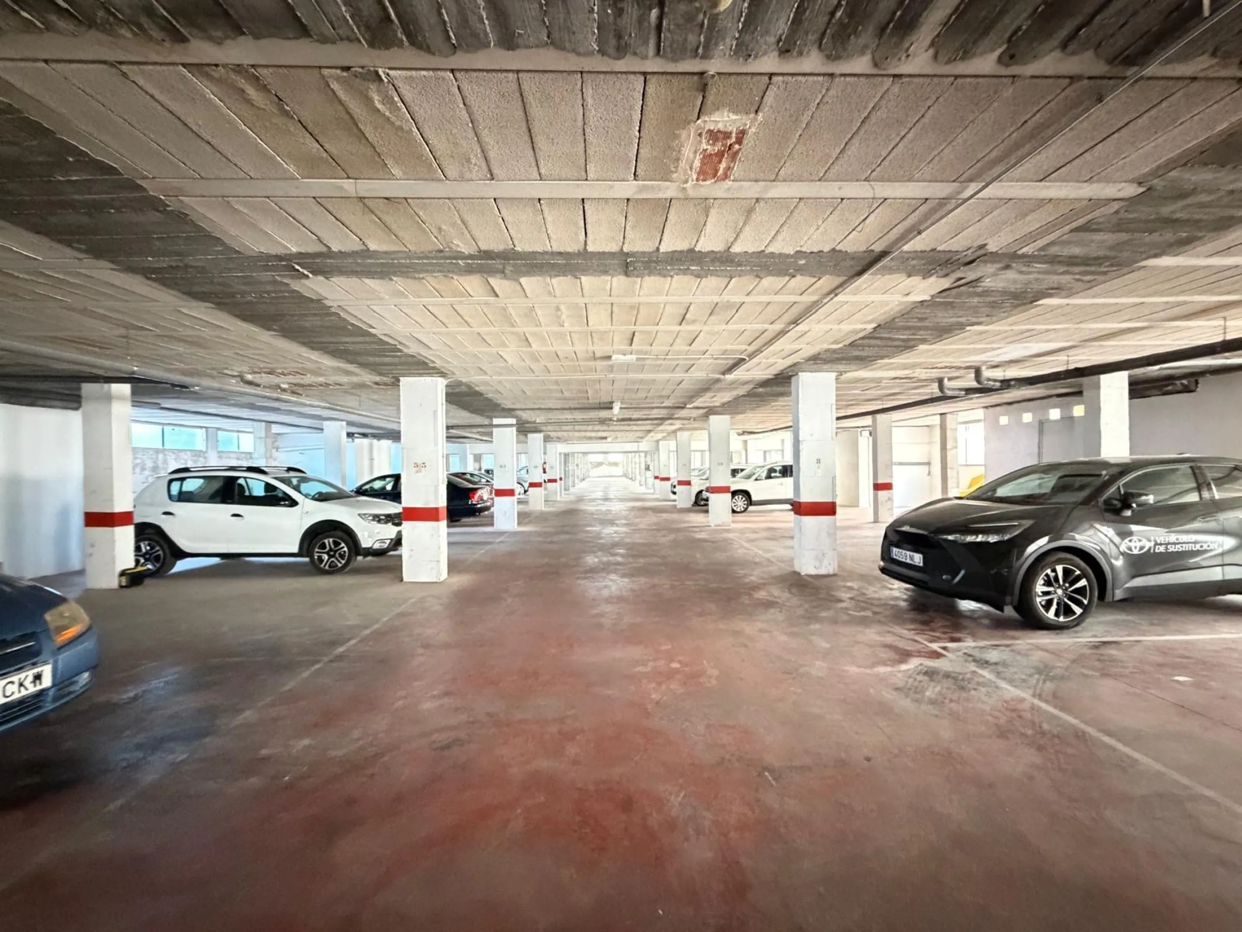 COMMERCIAL SPACE FOR SALE OF 2,800 M2 WITH 60 PARKING SPACES. 3 STORAGE ROOMS. AND TWO LOCALS IN TORREVIEJA.