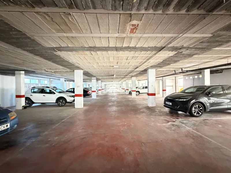 COMMERCIAL SPACE FOR SALE OF 2,800 M2 WITH 60 PARKING SPACES. 3 STORAGE ROOMS. AND TWO LOCALS IN TORREVIEJA.