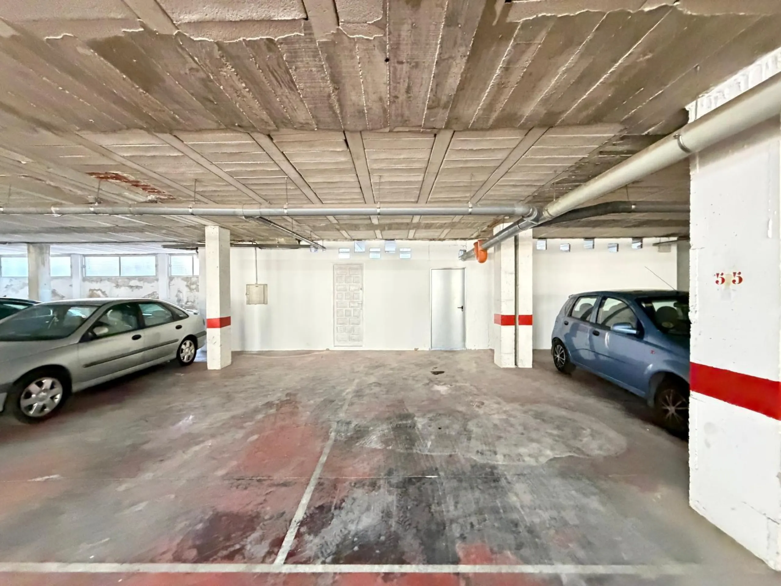 COMMERCIAL SPACE FOR SALE OF 2,800 M2 WITH 60 PARKING SPACES. 3 STORAGE ROOMS. AND TWO LOCALS IN TORREVIEJA.