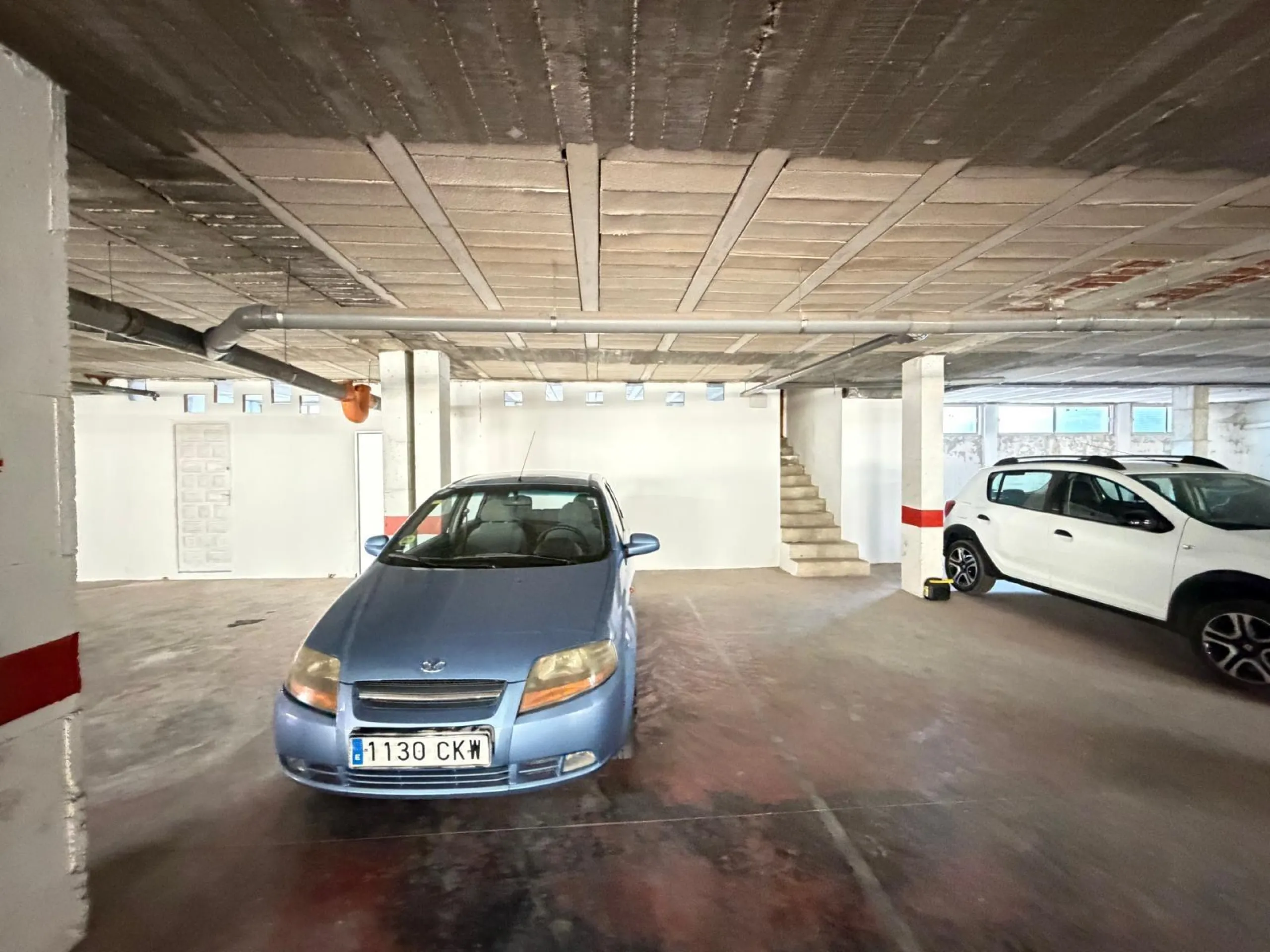 COMMERCIAL SPACE FOR SALE OF 2,800 M2 WITH 60 PARKING SPACES. 3 STORAGE ROOMS. AND TWO LOCALS IN TORREVIEJA.
