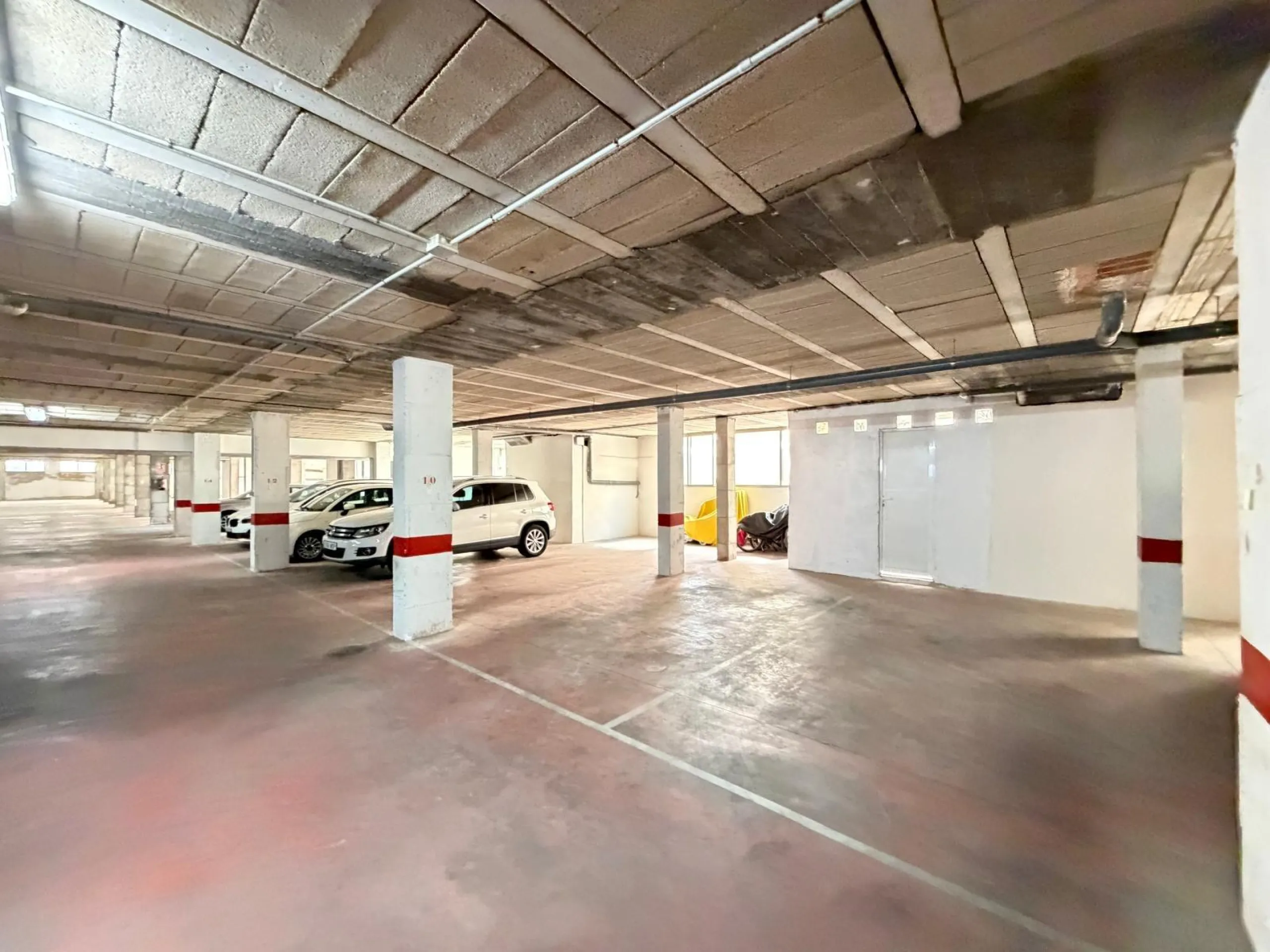 COMMERCIAL SPACE FOR SALE OF 2,800 M2 WITH 60 PARKING SPACES. 3 STORAGE ROOMS. AND TWO LOCALS IN TORREVIEJA.