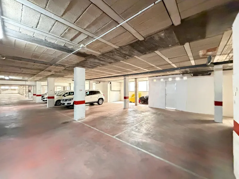 COMMERCIAL SPACE FOR SALE OF 2,800 M2 WITH 60 PARKING SPACES. 3 STORAGE ROOMS. AND TWO LOCALS IN TORREVIEJA.